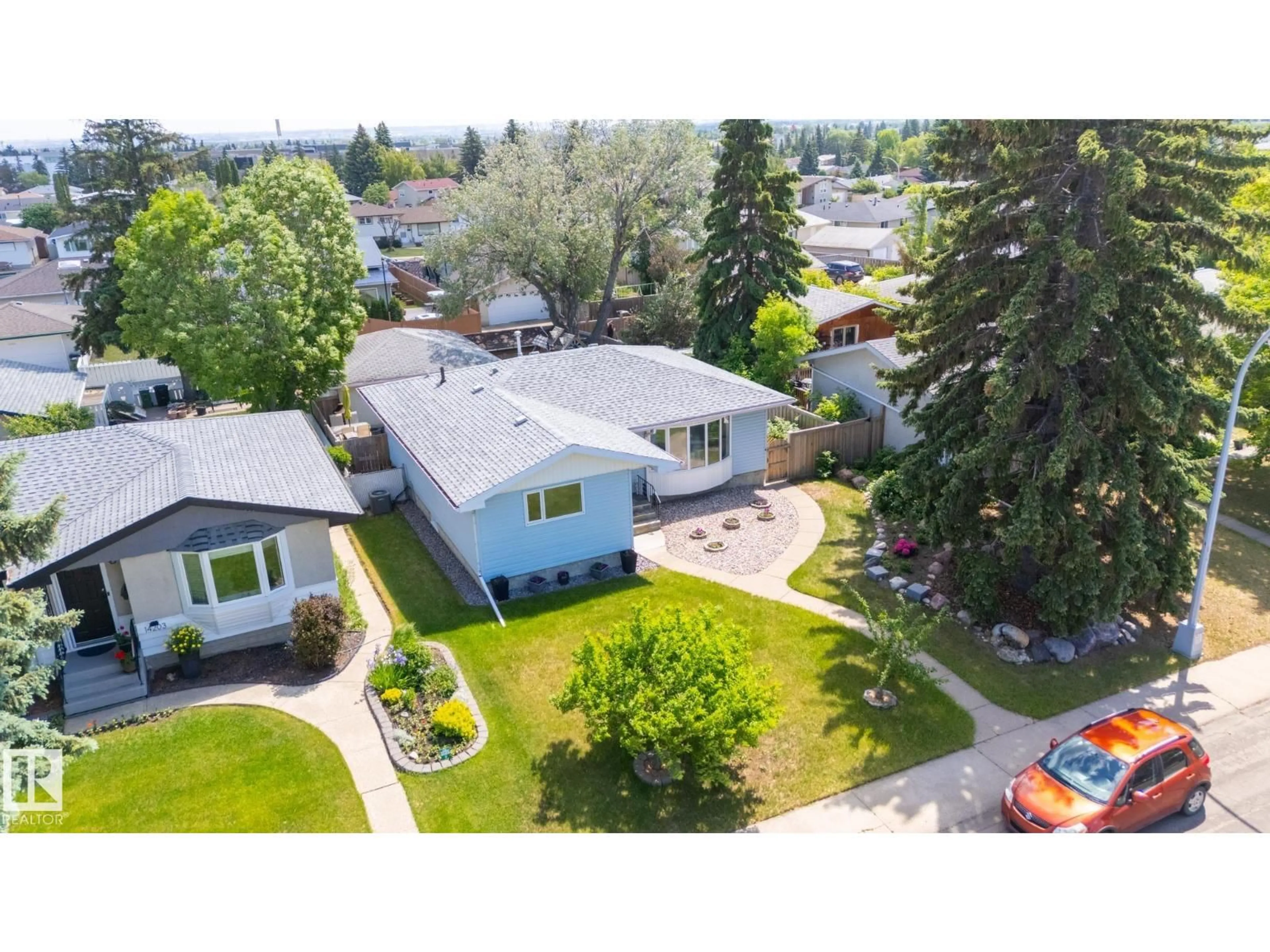 A pic from outside/outdoor area/front of a property/back of a property/a pic from drone, street for 14123 72 ST, Edmonton Alberta T5C0R4