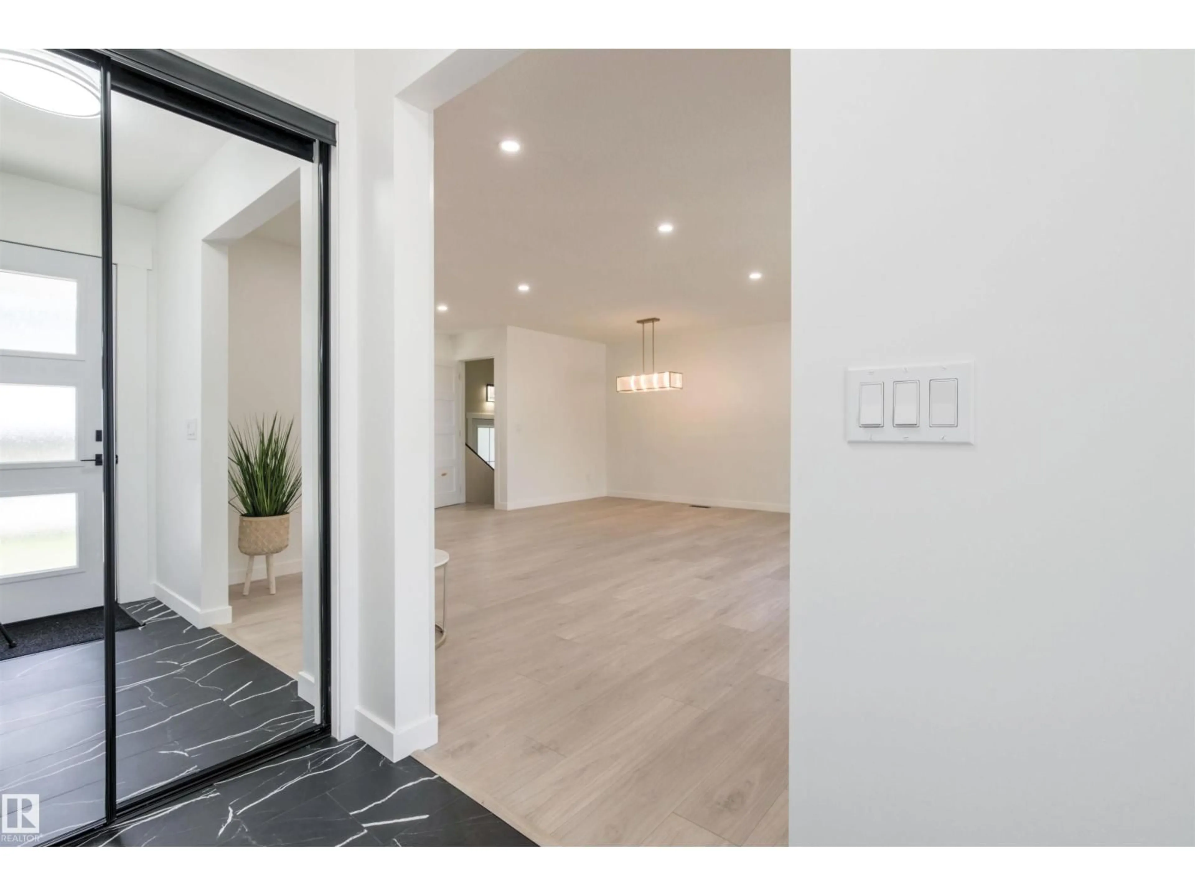 Indoor entryway for 19 GRENFELL AV, St. Albert Alberta T8N0Y9