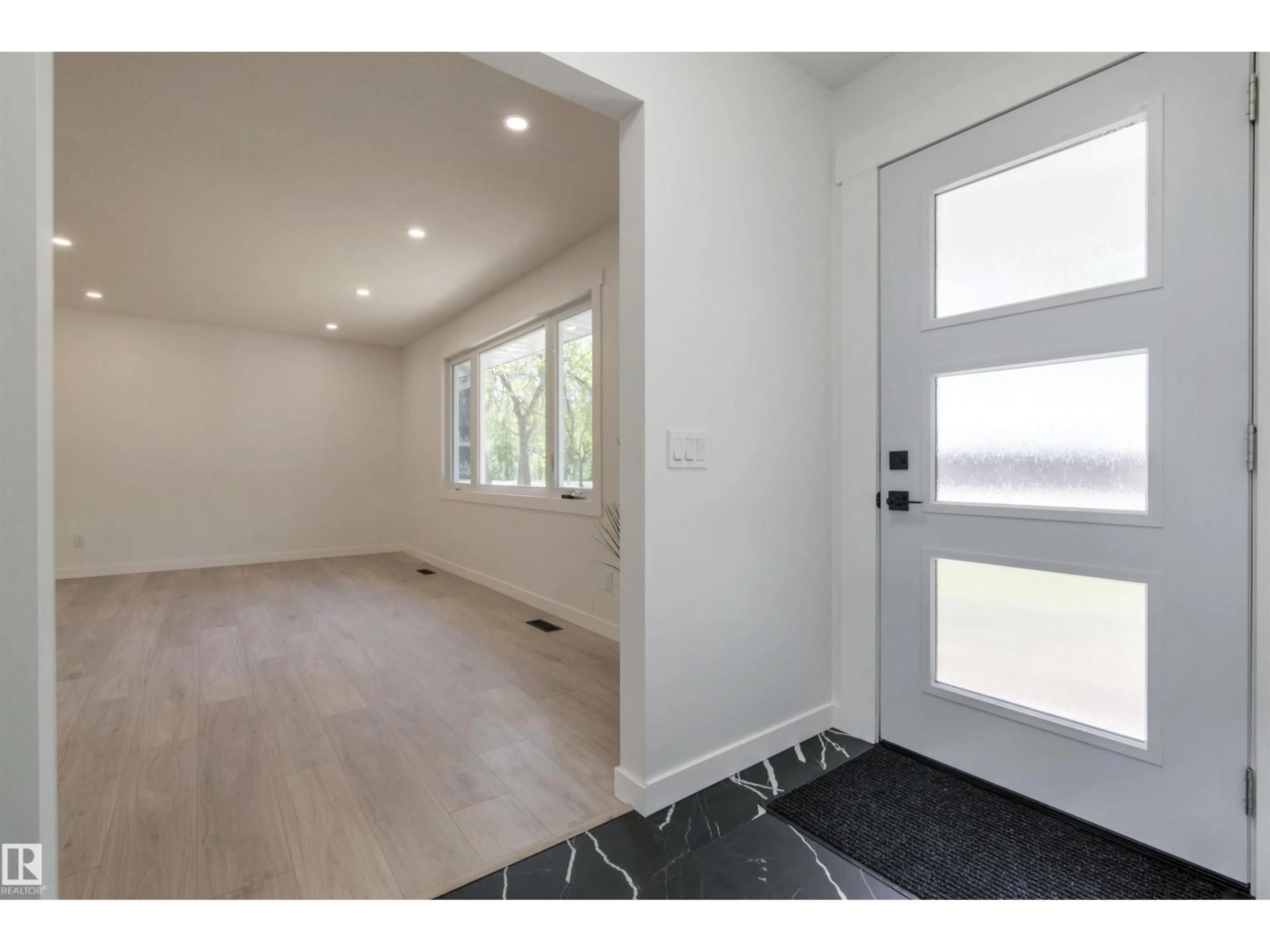 Indoor entryway for 19 GRENFELL AV, St. Albert Alberta T8N0Y9