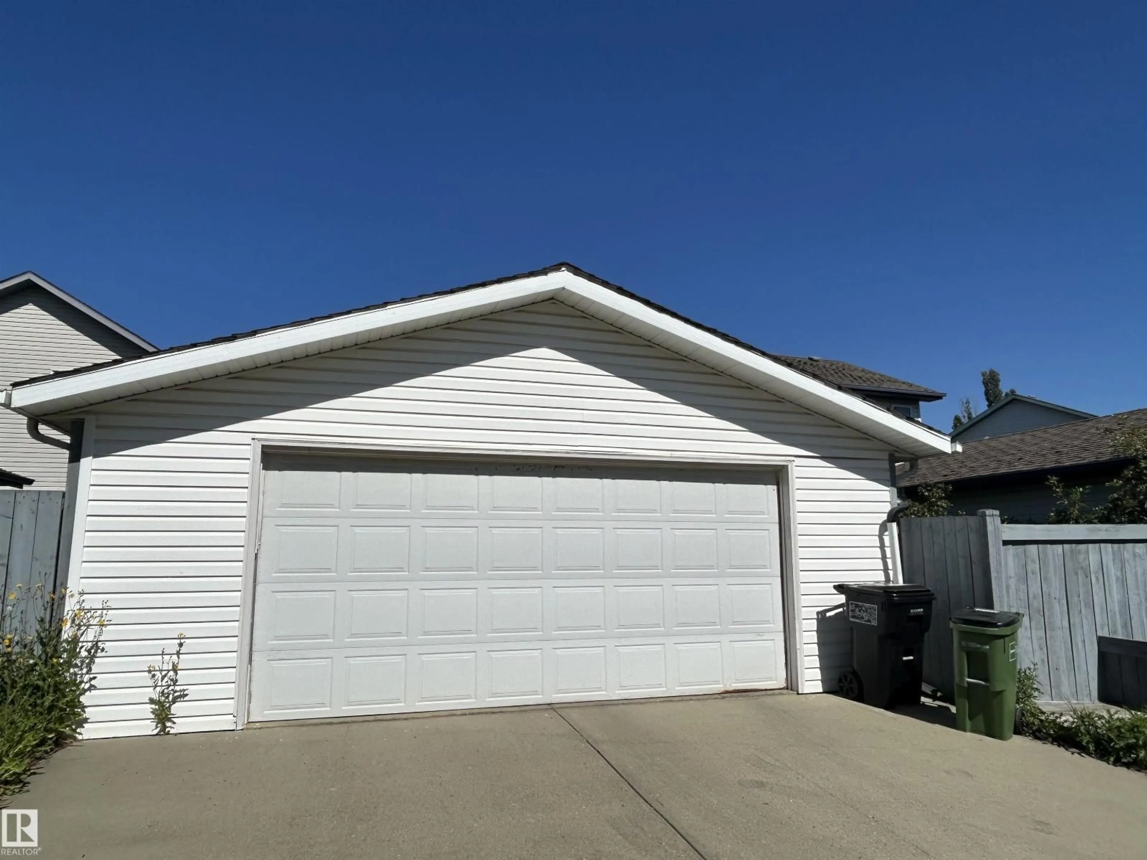 Indoor garage for 1233 GILLESPIE CR, Edmonton Alberta T5T6M6