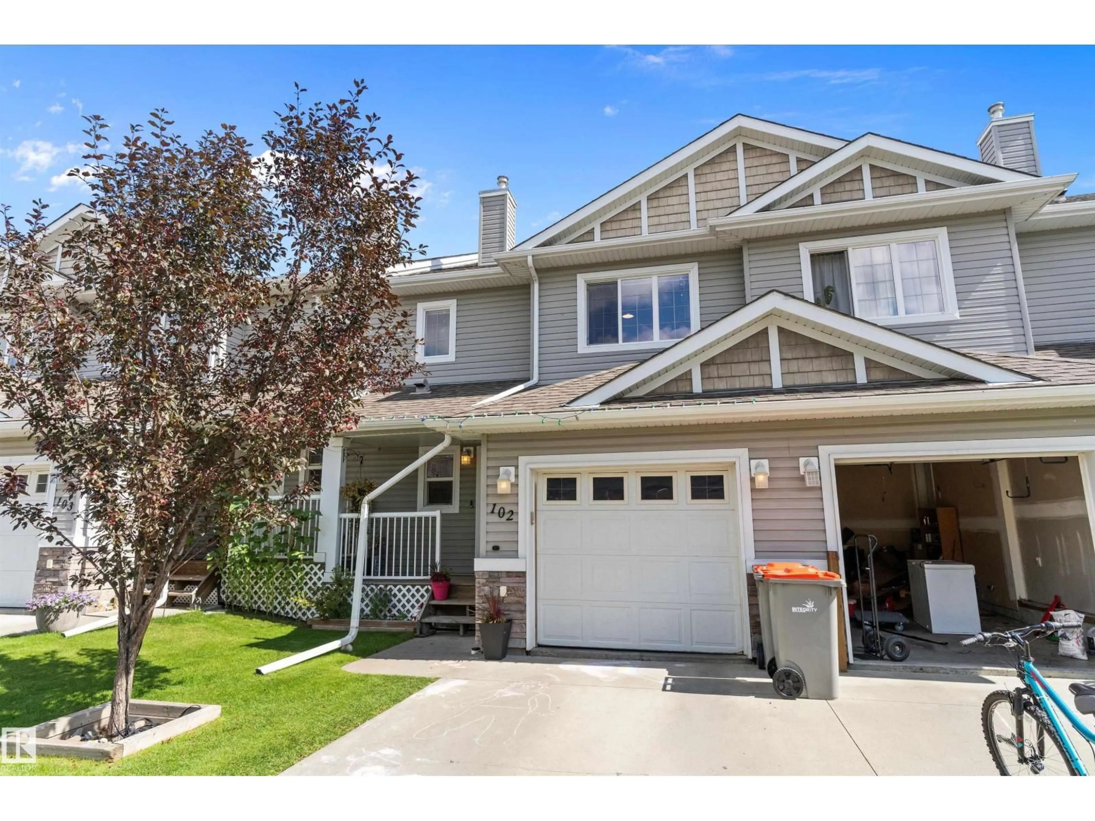 Home with vinyl exterior material, street for 102 GRAYWOOD MEWS, Stony Plain Alberta T7Z0C2