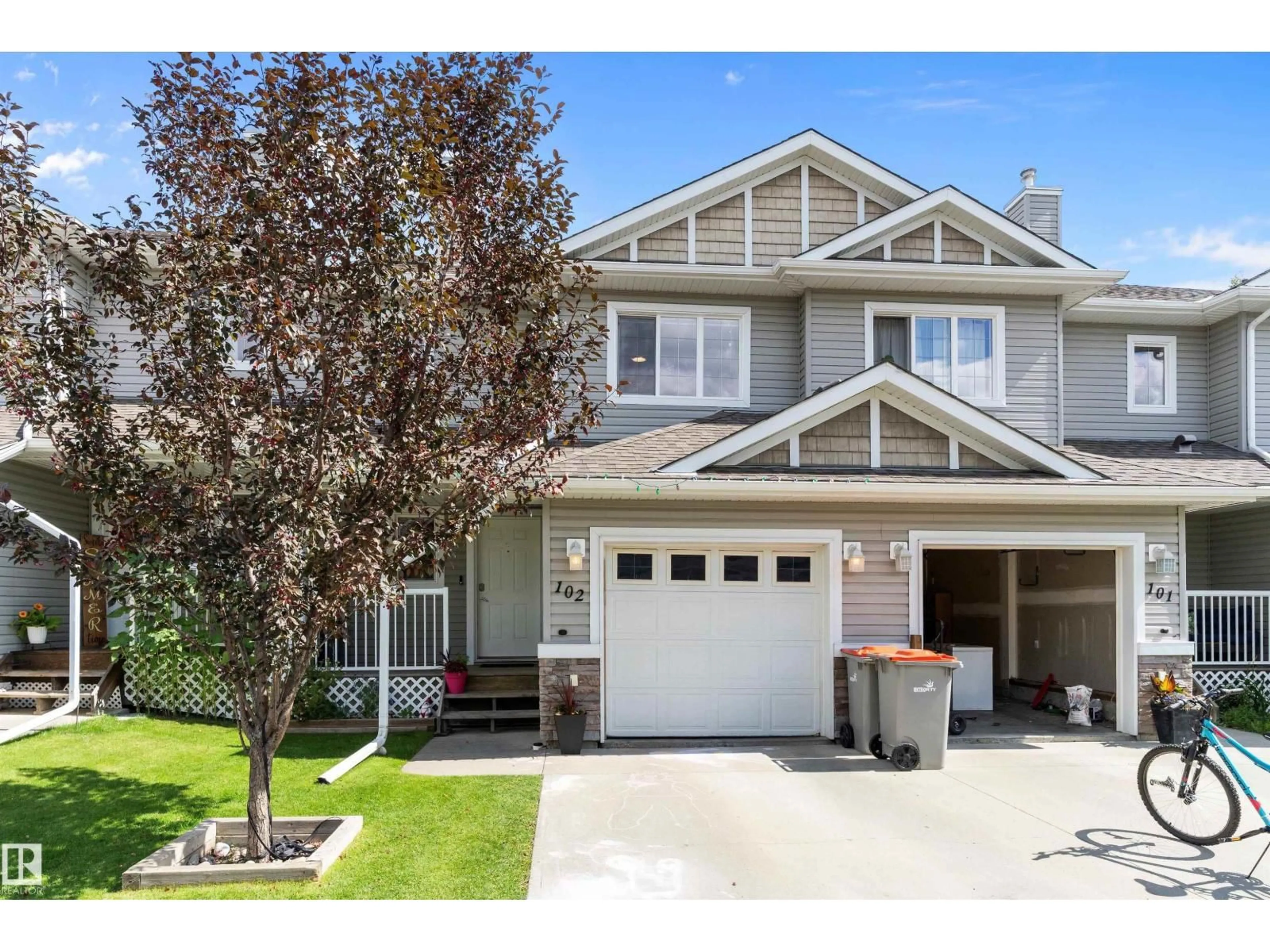Home with vinyl exterior material, street for 102 GRAYWOOD MEWS, Stony Plain Alberta T7Z0C2