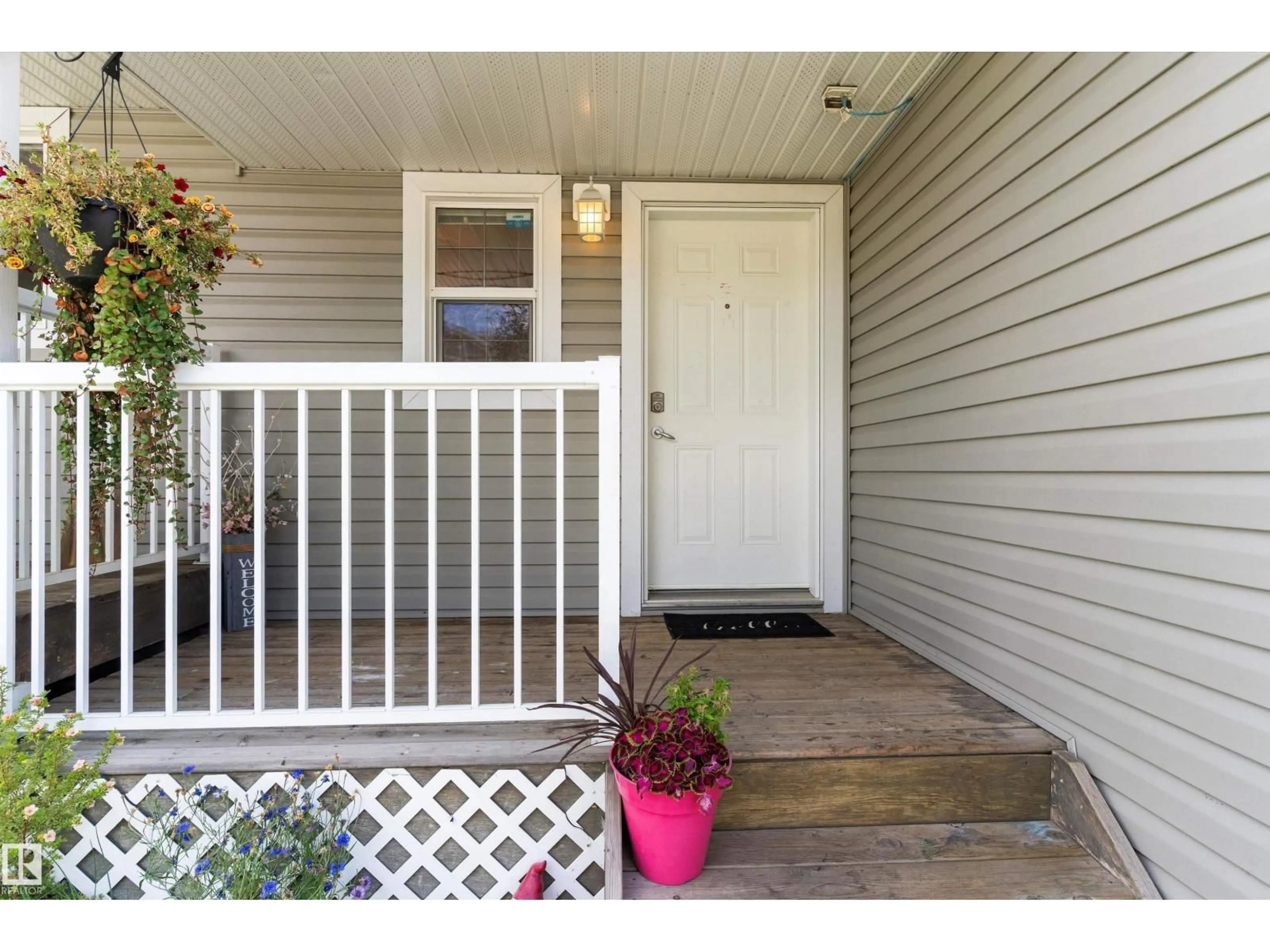 Indoor entryway for 102 GRAYWOOD MEWS, Stony Plain Alberta T7Z0C2