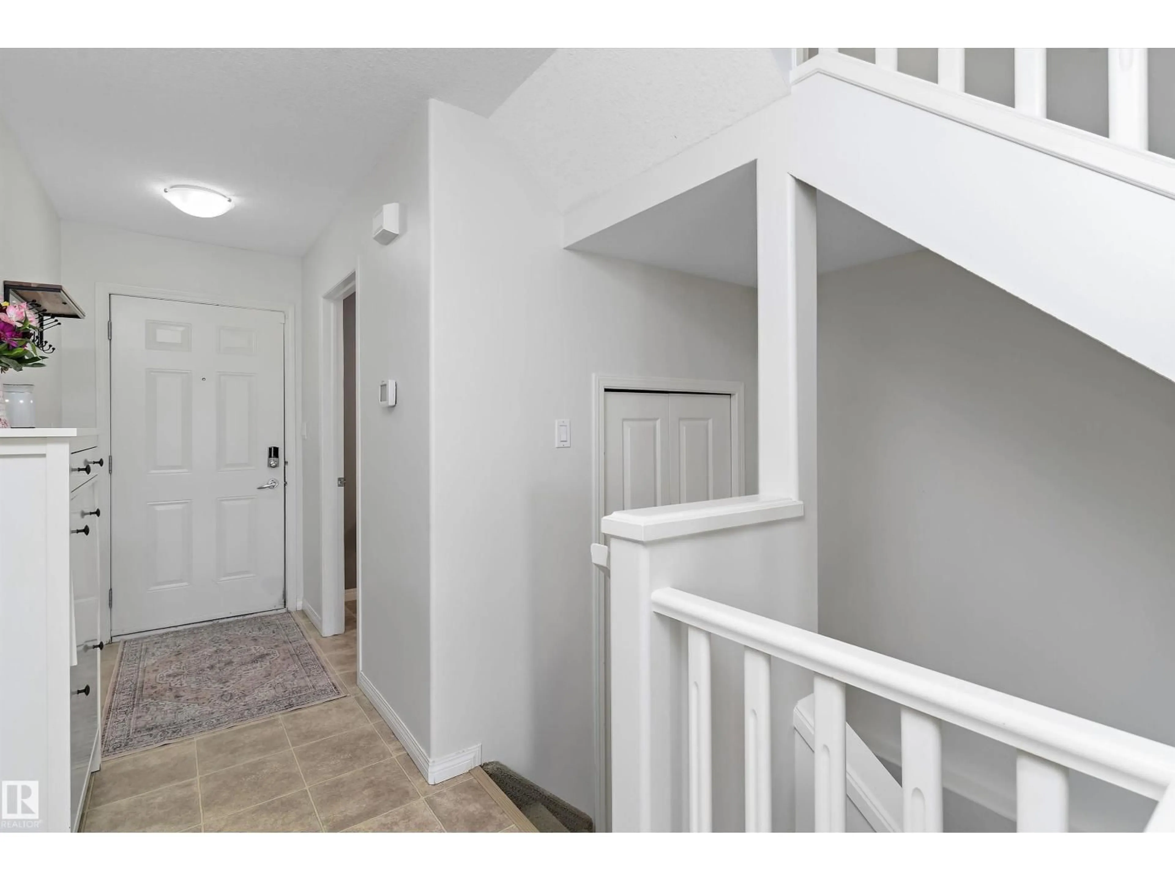 Indoor entryway for 102 GRAYWOOD MEWS, Stony Plain Alberta T7Z0C2