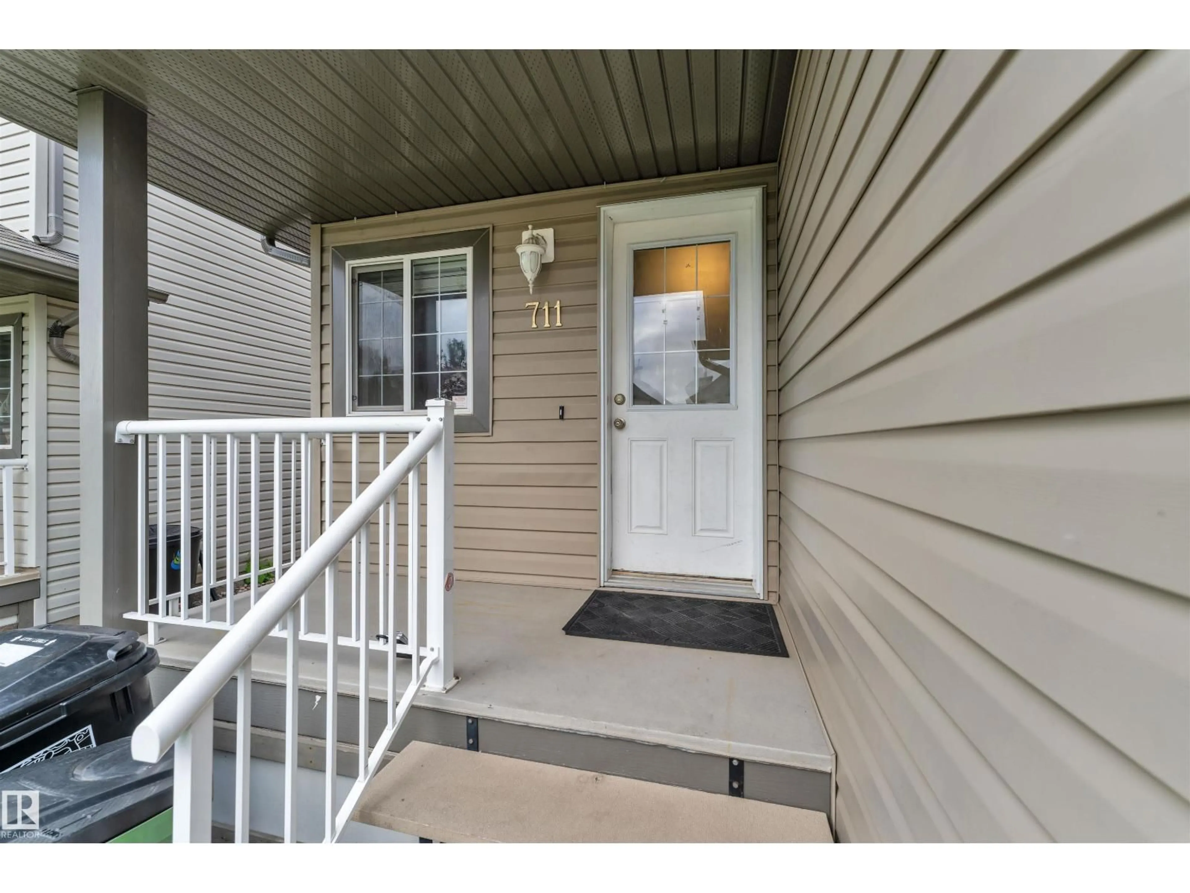 Indoor entryway for 711 82 ST, Edmonton Alberta T6X1L8