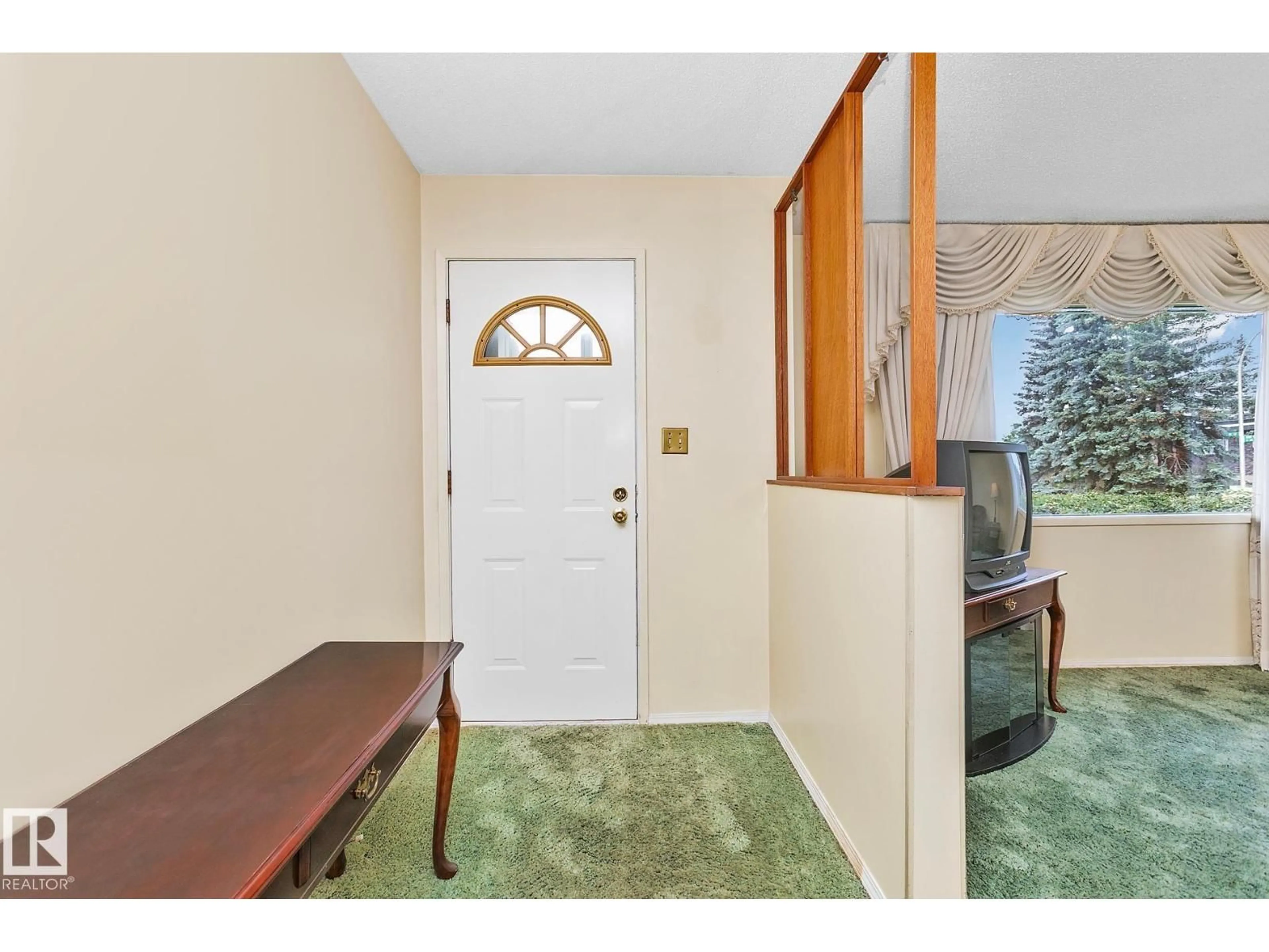 Indoor entryway for 15015 95 ST, Edmonton Alberta T5H2G7