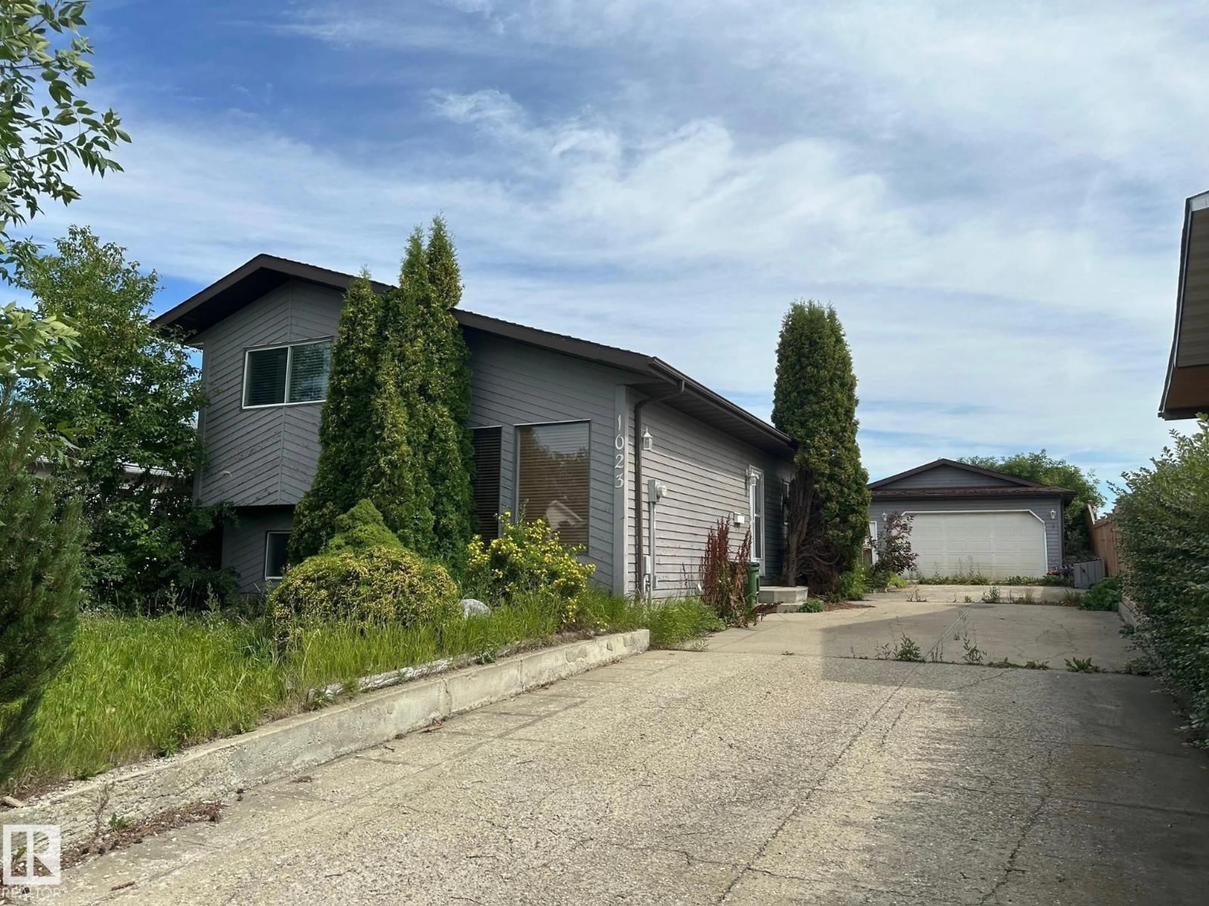 A pic from outside/outdoor area/front of a property/back of a property/a pic from drone, street for NW - 1023 35 ST, Edmonton Alberta T6L2L3