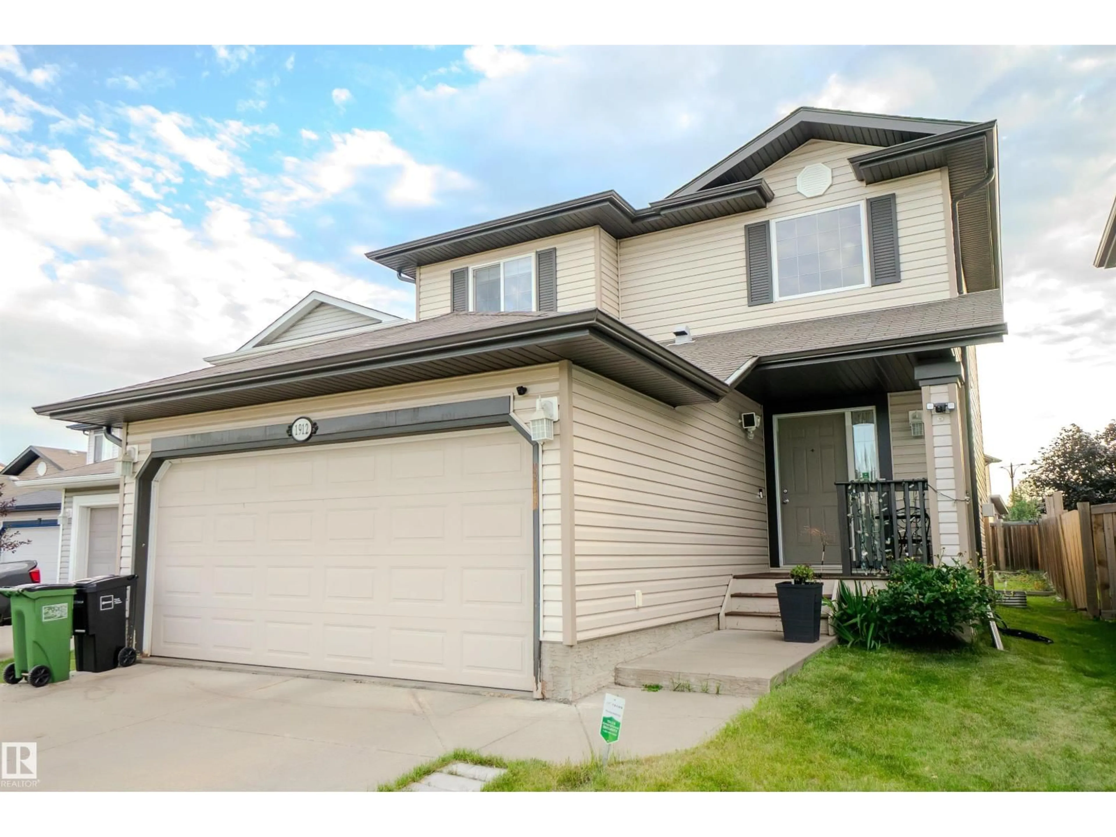 Home with vinyl exterior material, street for 1912 HAMMOND PLACE NW, Edmonton Alberta T6M0K3