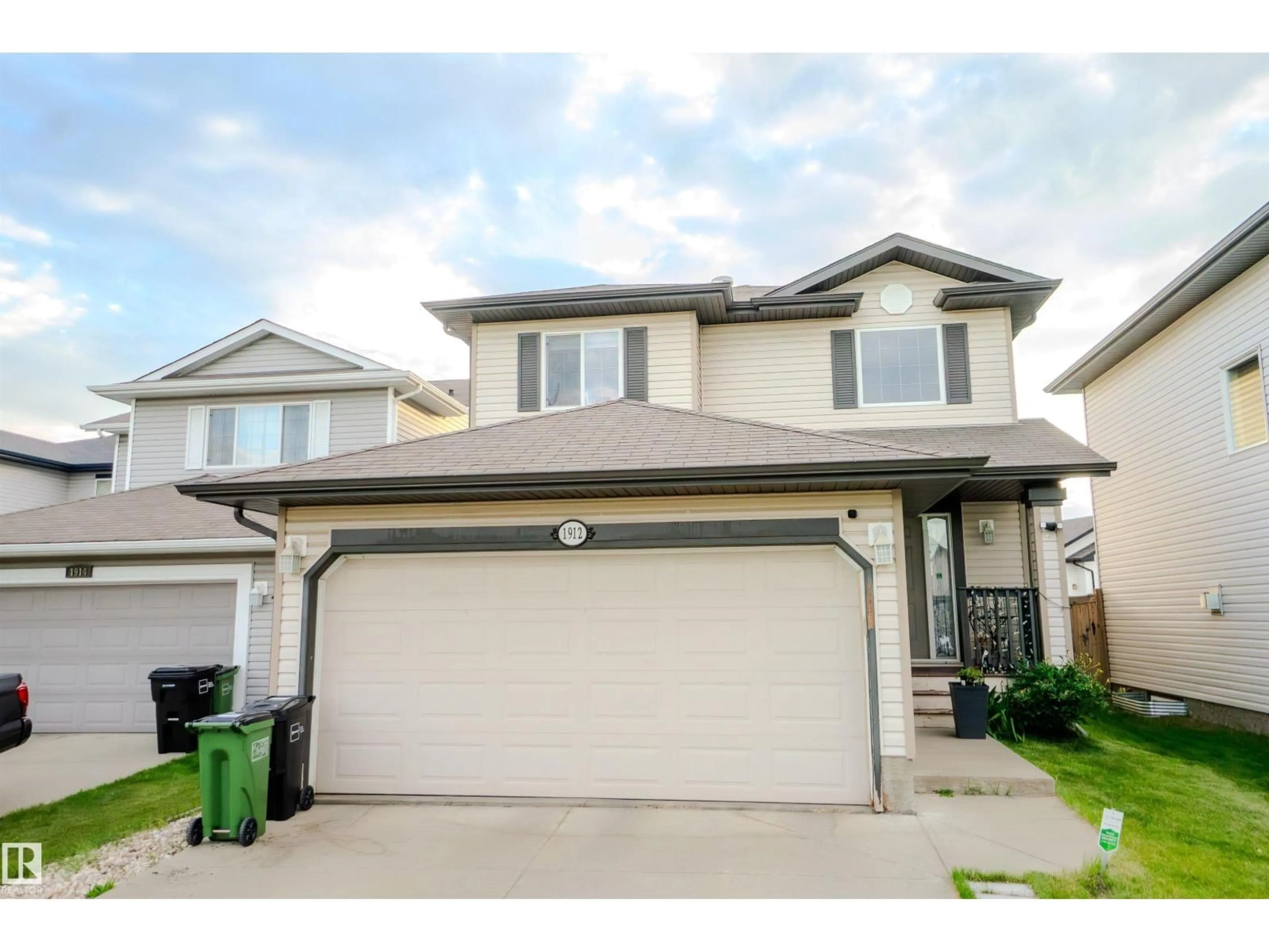 Home with vinyl exterior material, street for 1912 HAMMOND PLACE NW, Edmonton Alberta T6M0K3