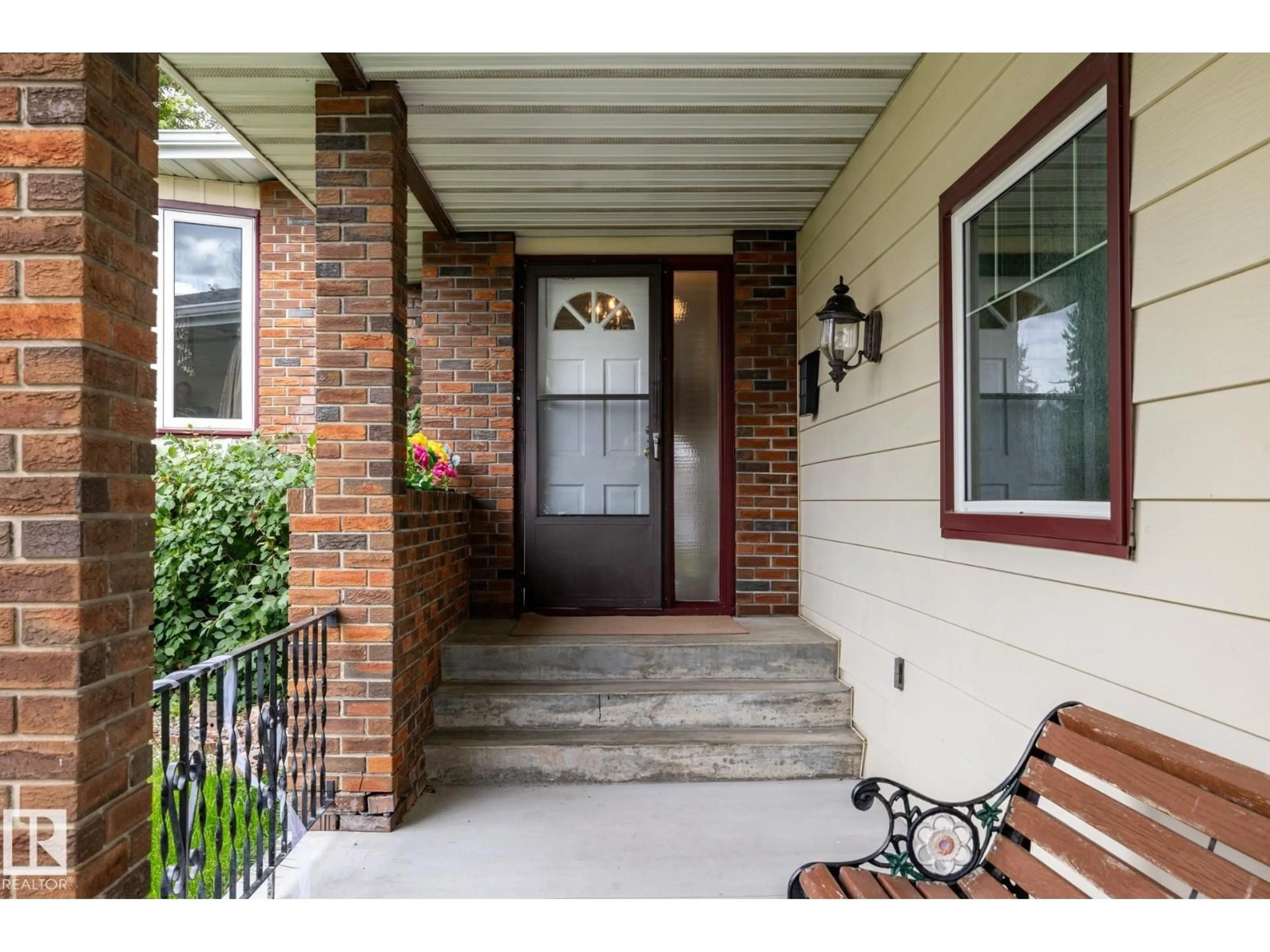 Indoor entryway for 10820 170 AVENUE NW, Edmonton Alberta T5X3E6