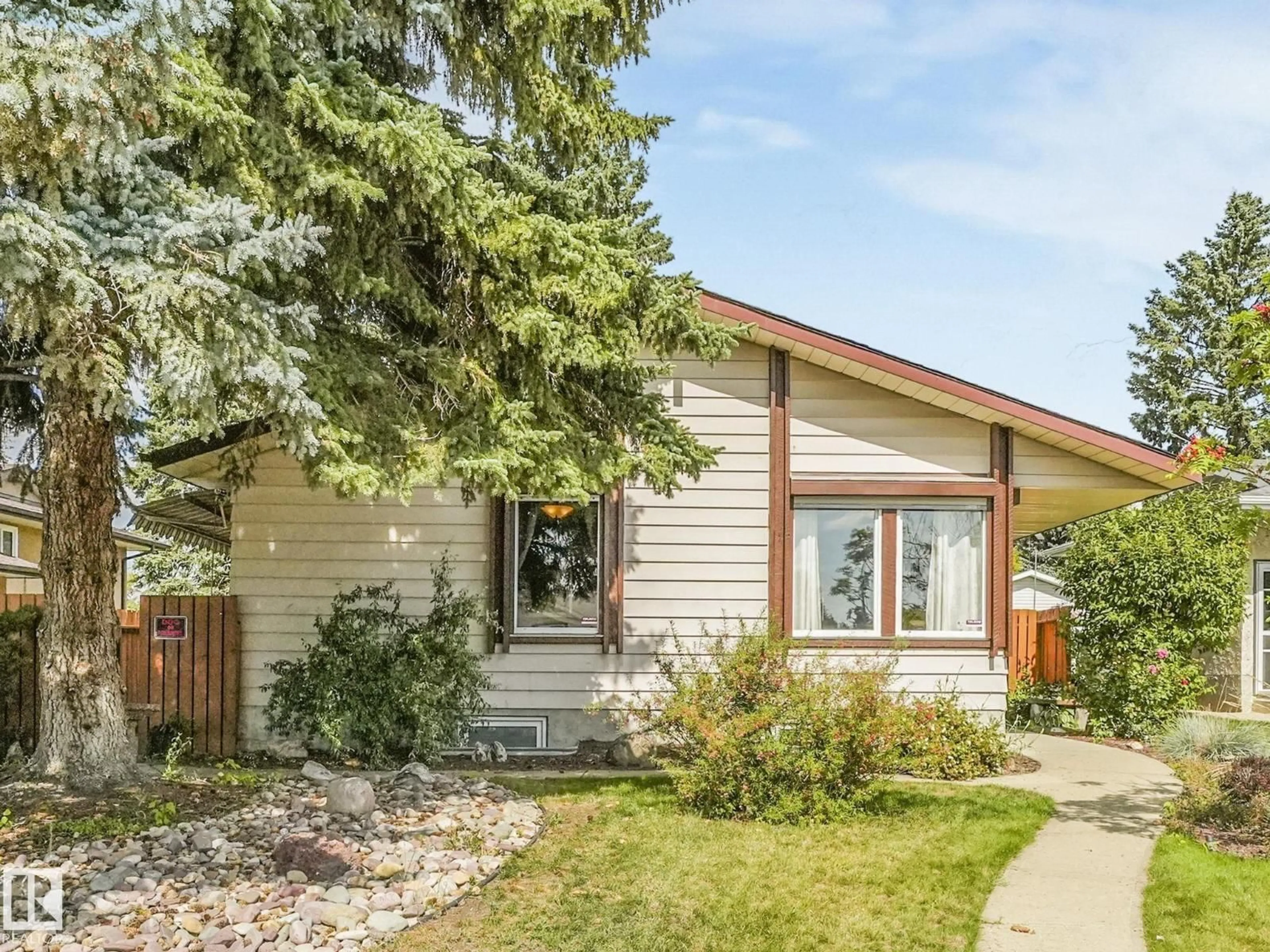 Home with vinyl exterior material, street for 3608 15 AV, Edmonton Alberta T6L2M3