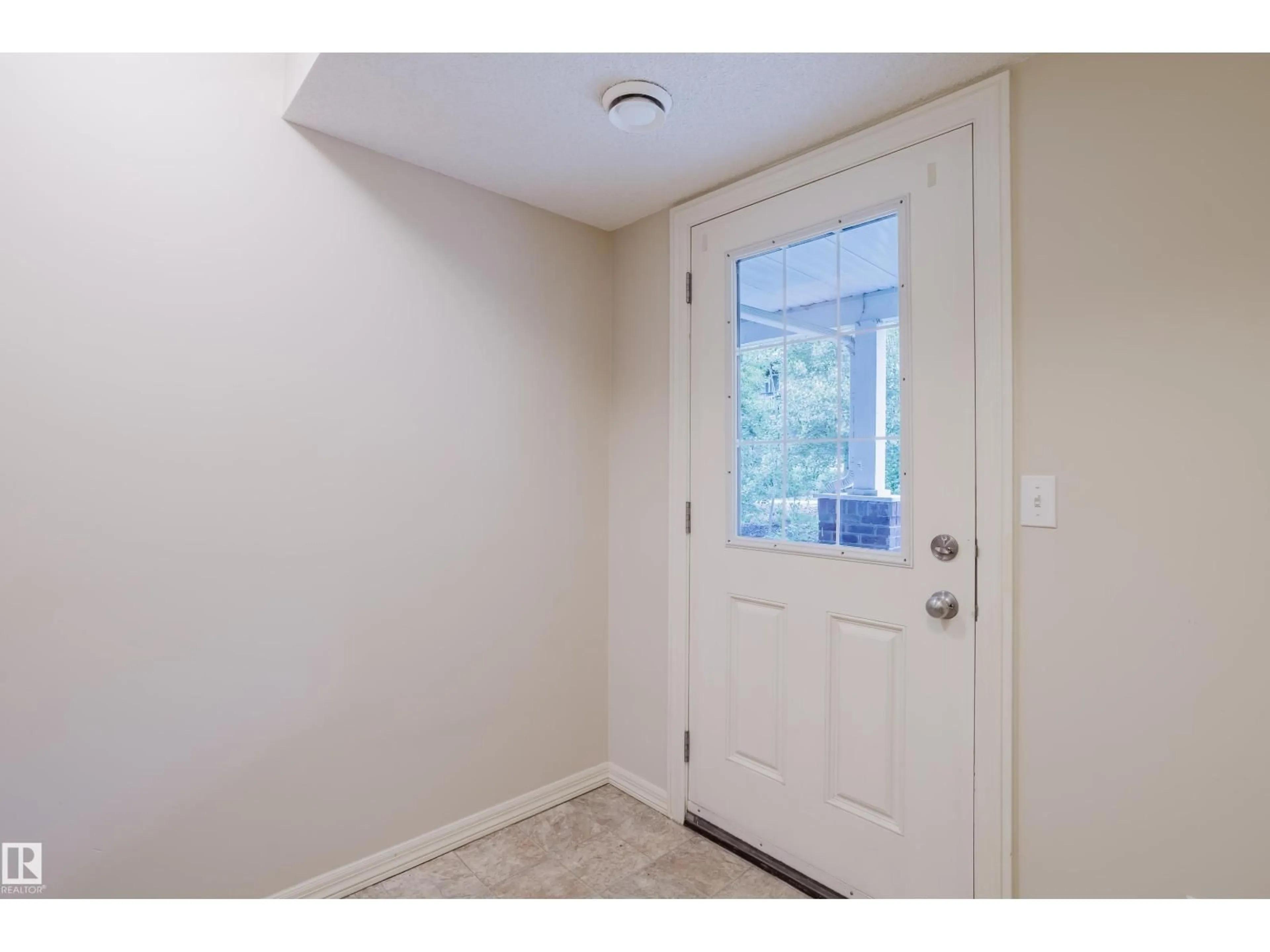 Indoor entryway for 79 2336 ASPEN TR, Sherwood Park Alberta T8H0J1