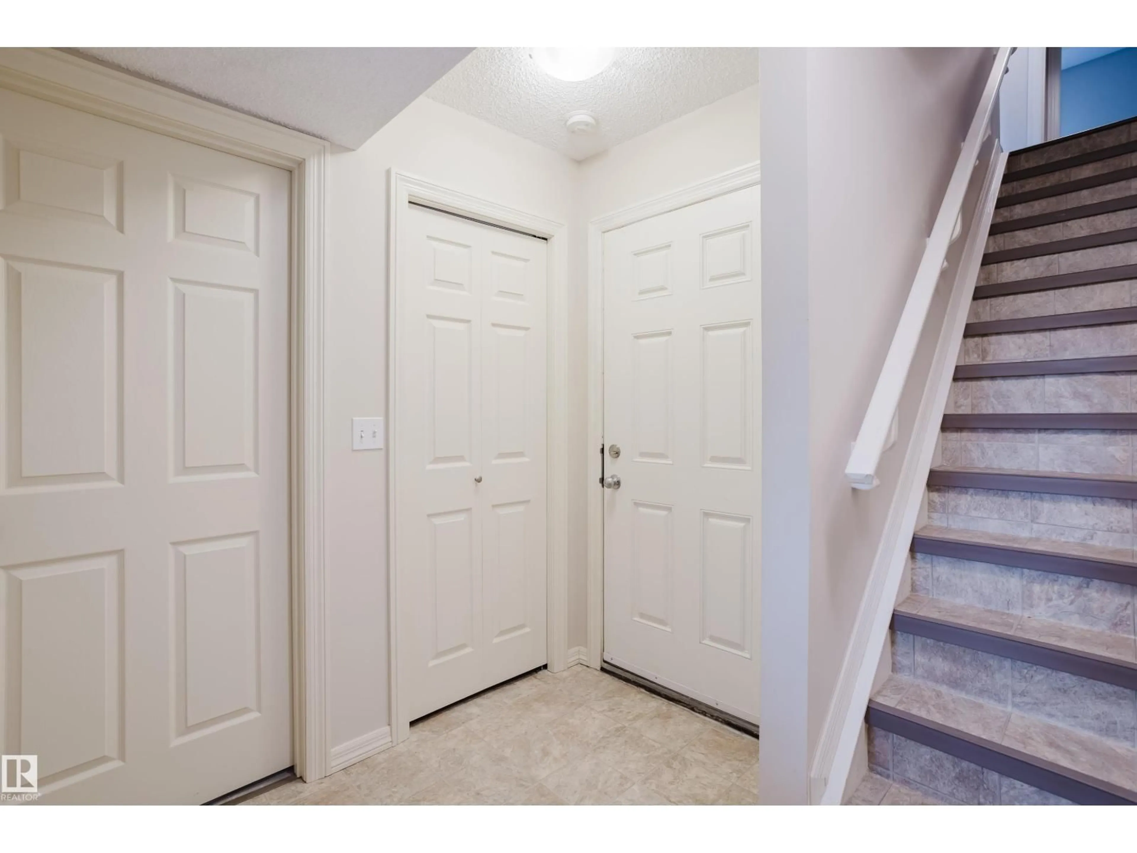 Indoor entryway for 79 2336 ASPEN TR, Sherwood Park Alberta T8H0J1