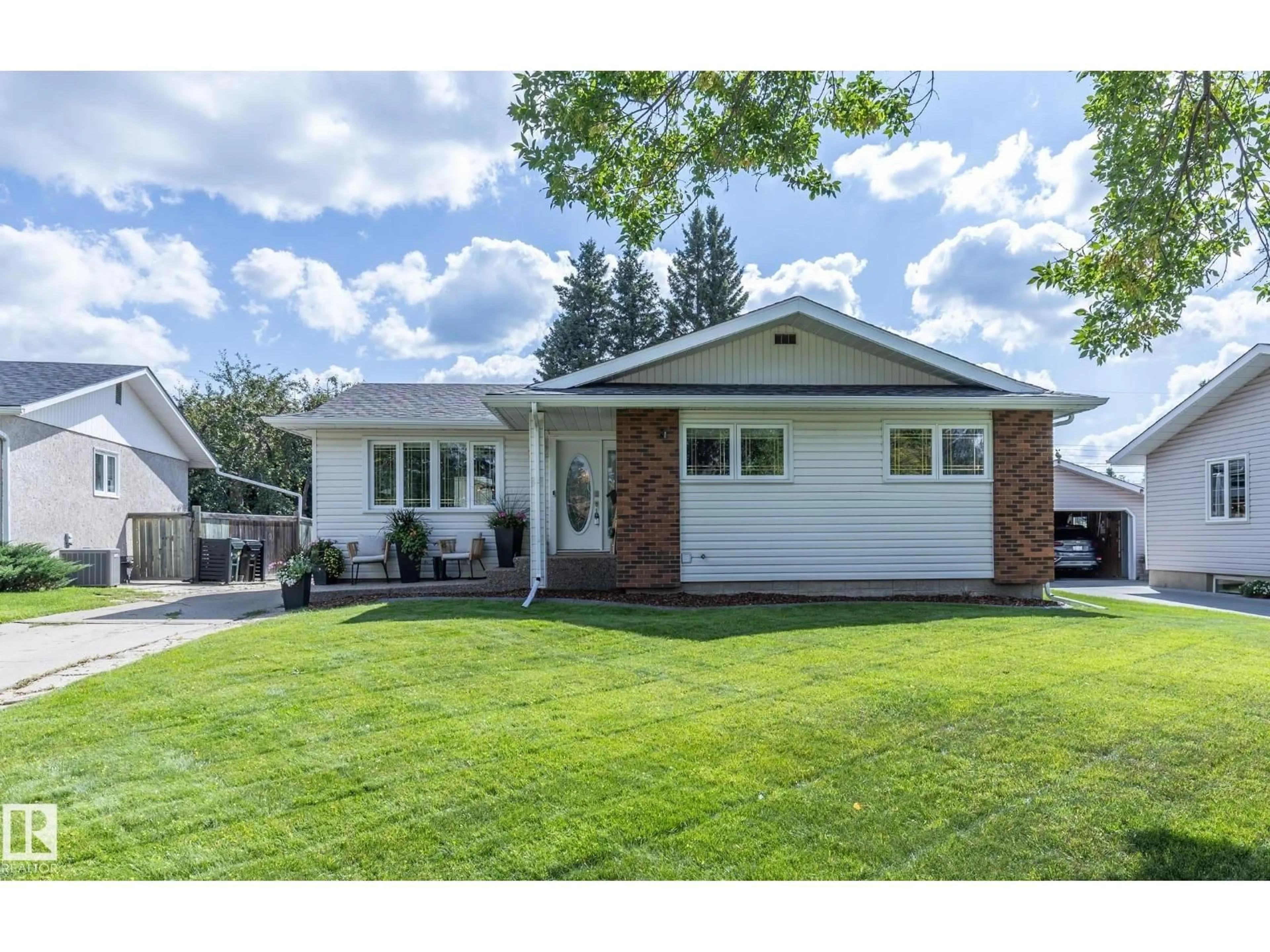 Home with vinyl exterior material, street for 784 BIRCH AV, Sherwood Park Alberta T8A2A7