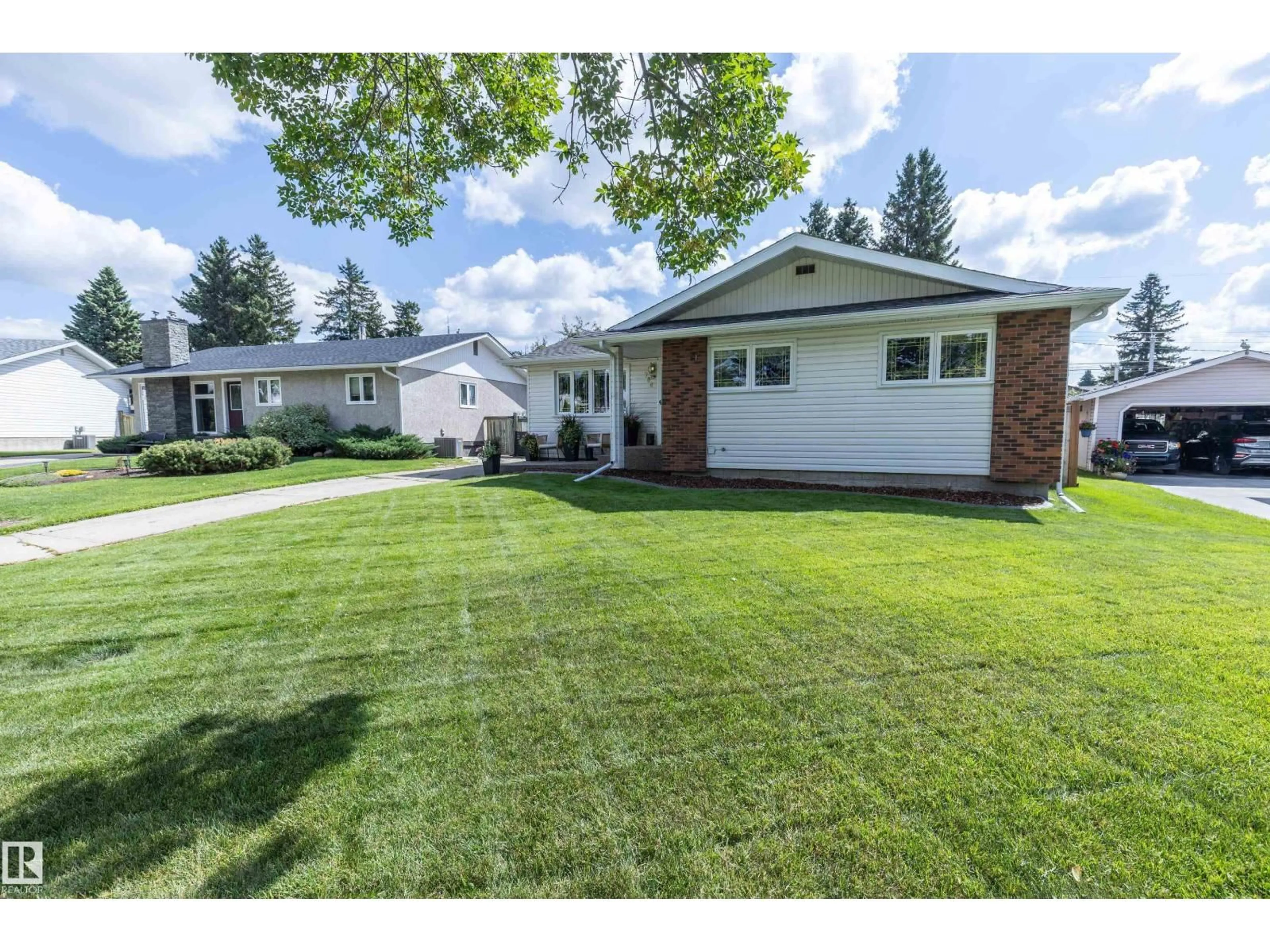 Home with vinyl exterior material, street for 784 BIRCH AV, Sherwood Park Alberta T8A2A7