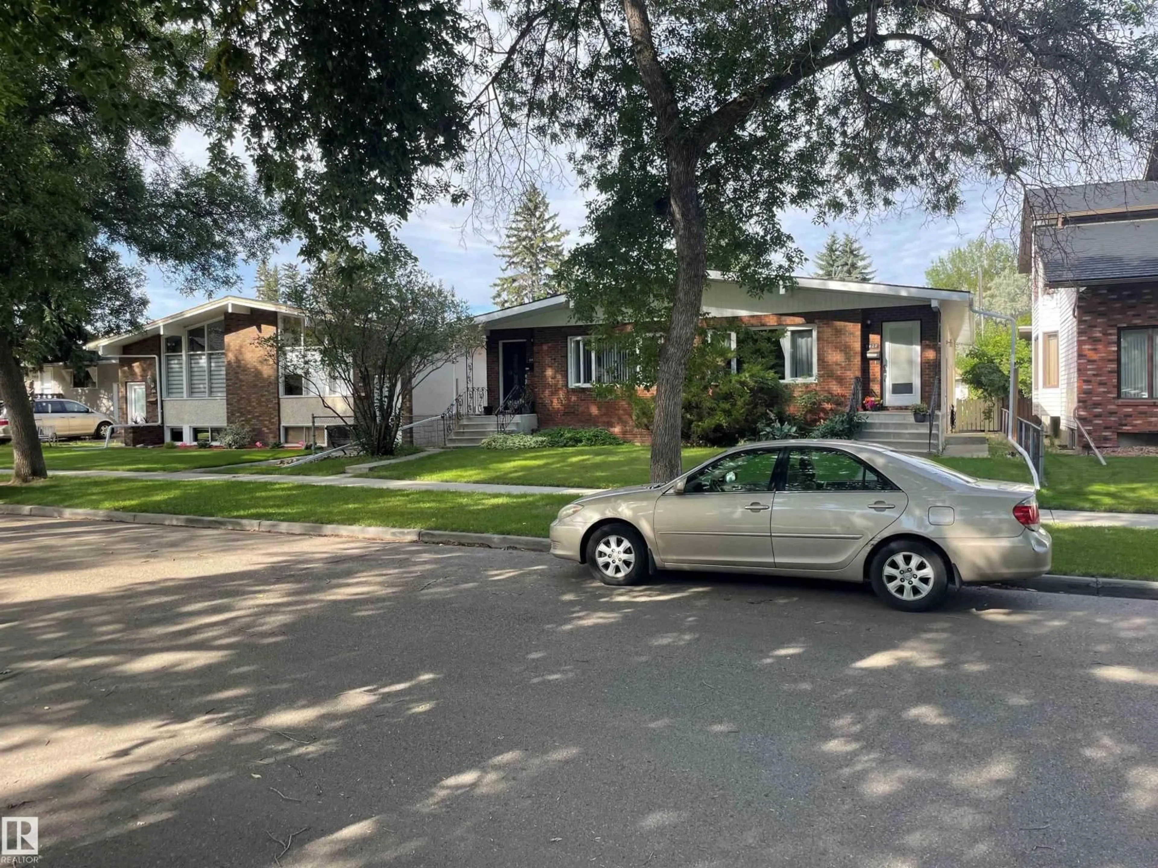 A pic from outside/outdoor area/front of a property/back of a property/a pic from drone, street for 9426/9428 96A ST, Edmonton Alberta T6C3Z7