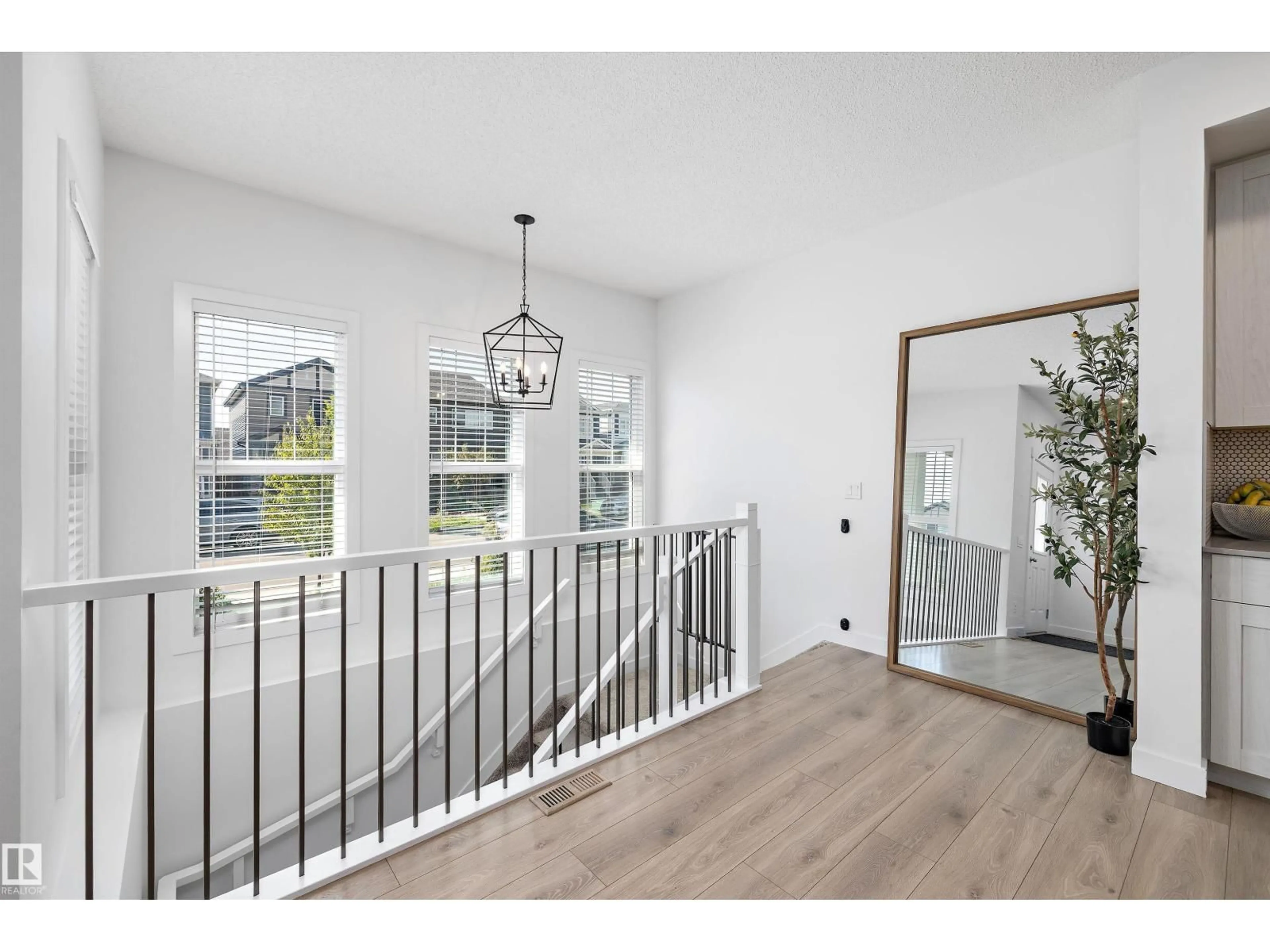 Indoor entryway for NW - 17439 77 ST, Edmonton Alberta T5Z0R4