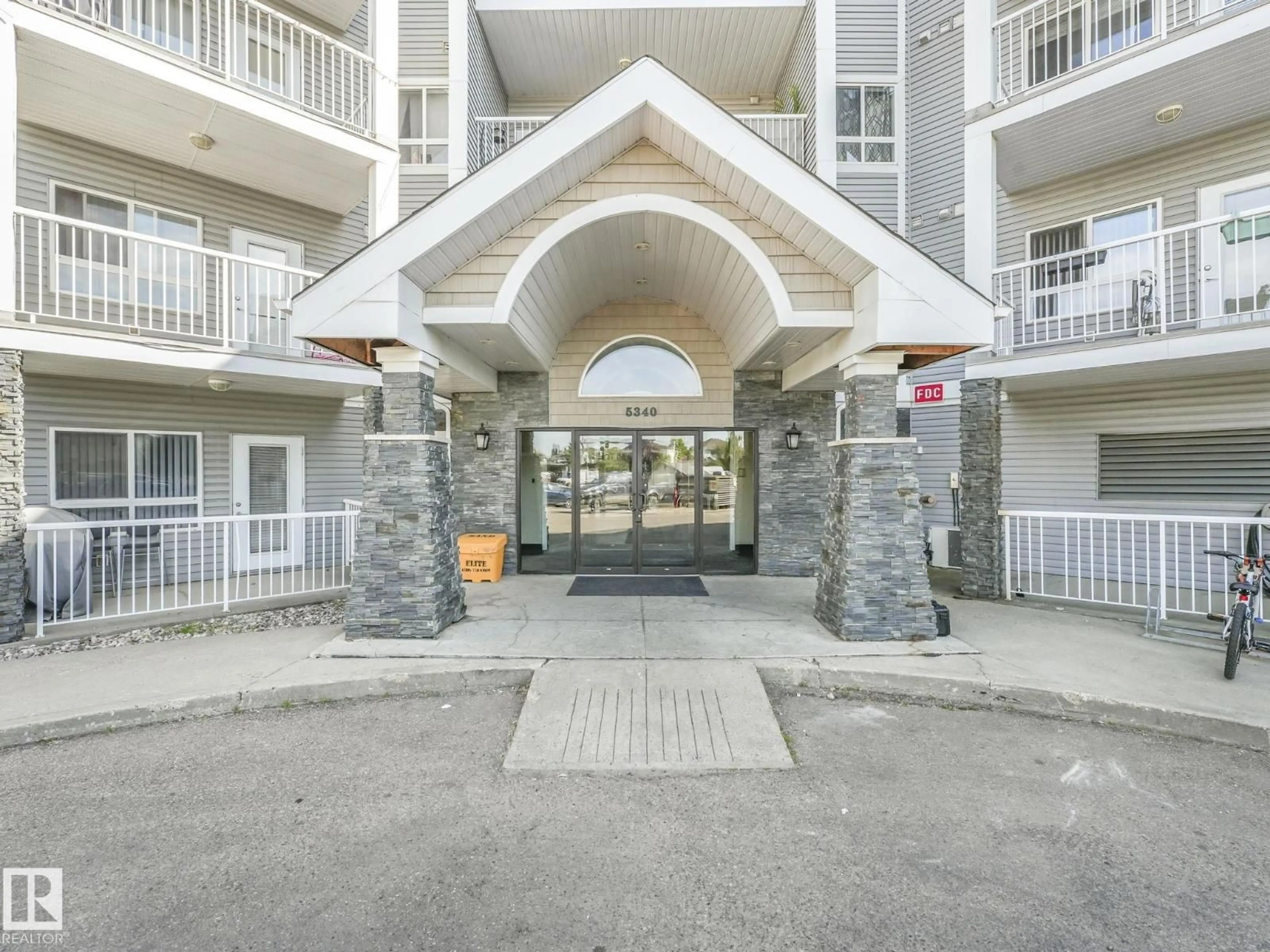 Indoor foyer for #204 - 5340 199 ST, Edmonton Alberta T6M0A5