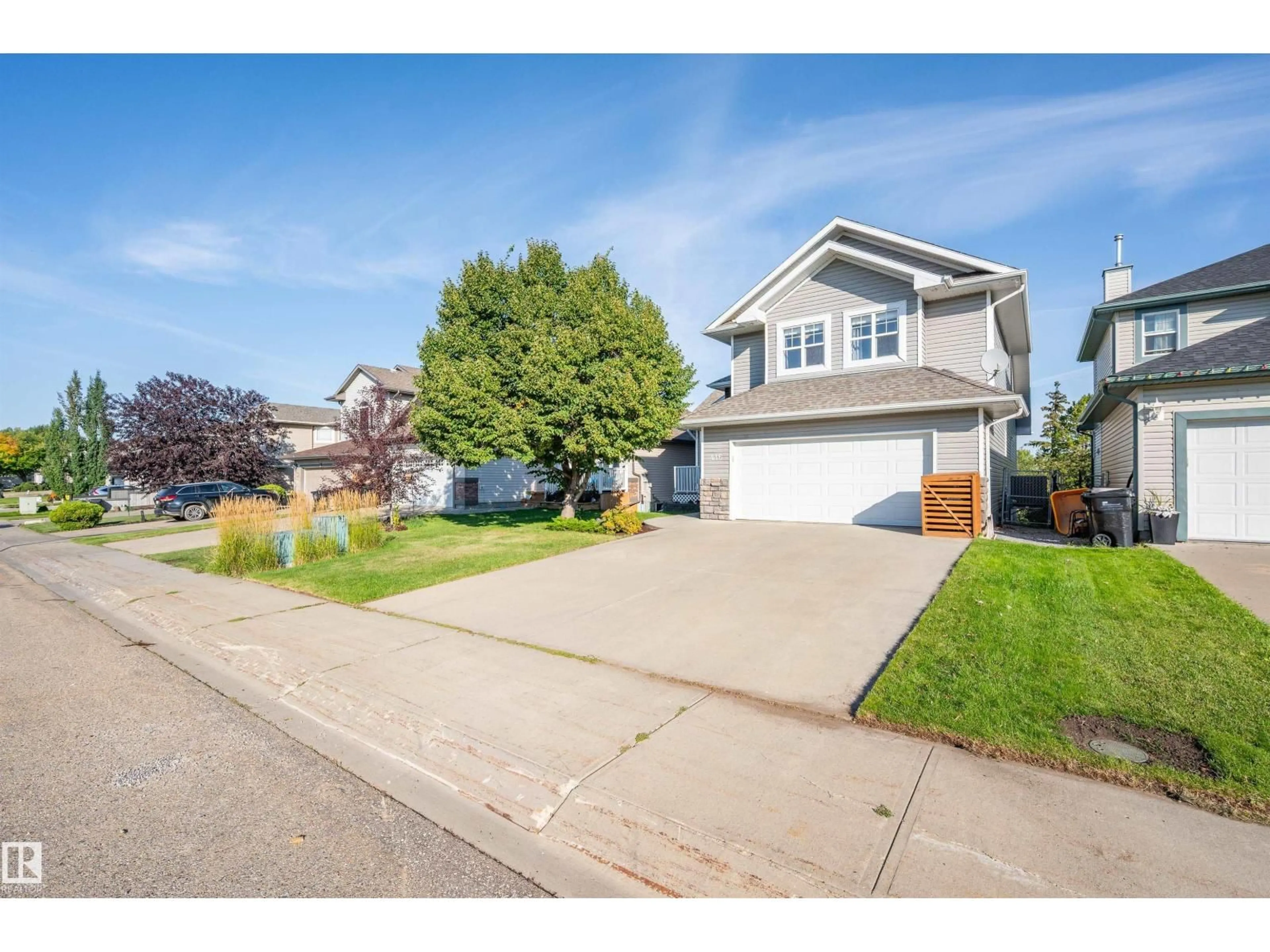 Home with vinyl exterior material, street for 416 FORREST DR, Sherwood Park Alberta T8A6L2