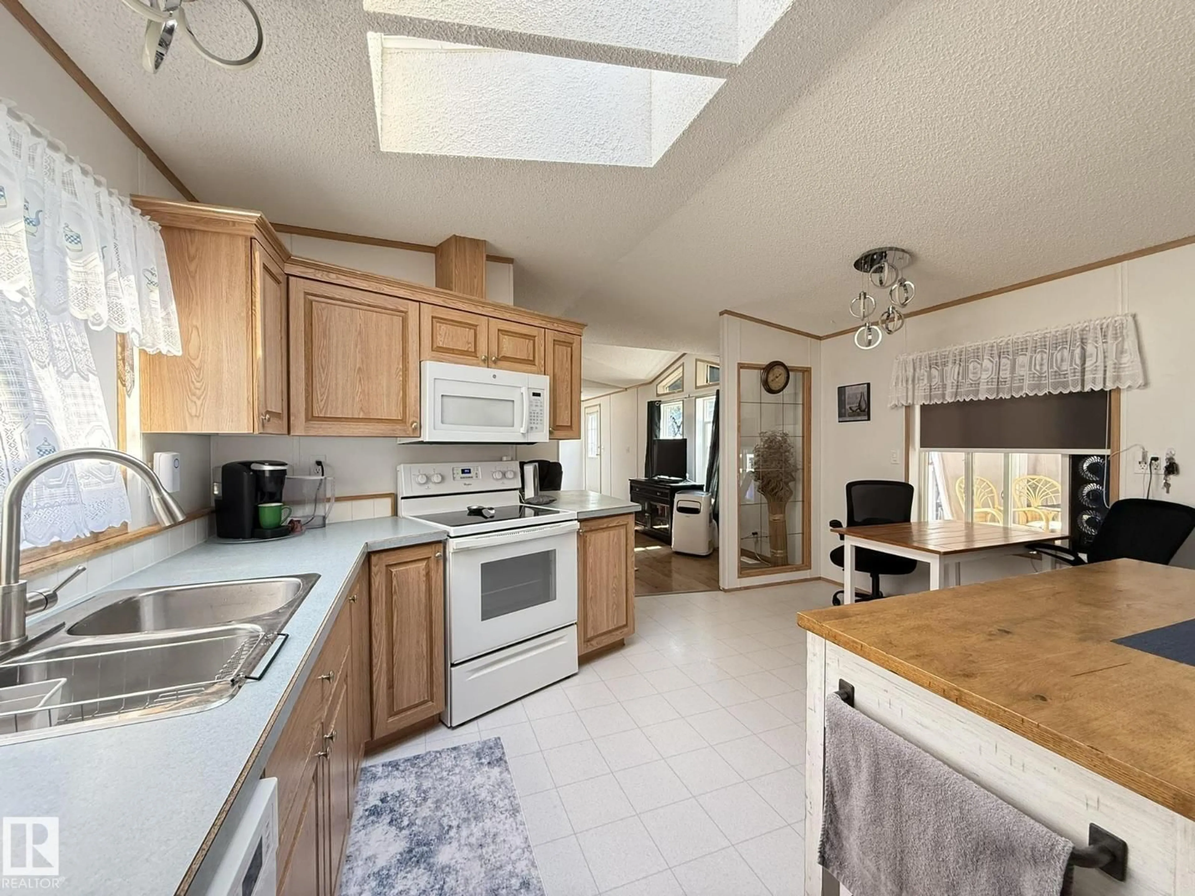 Open concept kitchen, ceramic/tile floor for 10 VILLAGE GREEN MOBILE PARK, Warburg Alberta T0C2T0