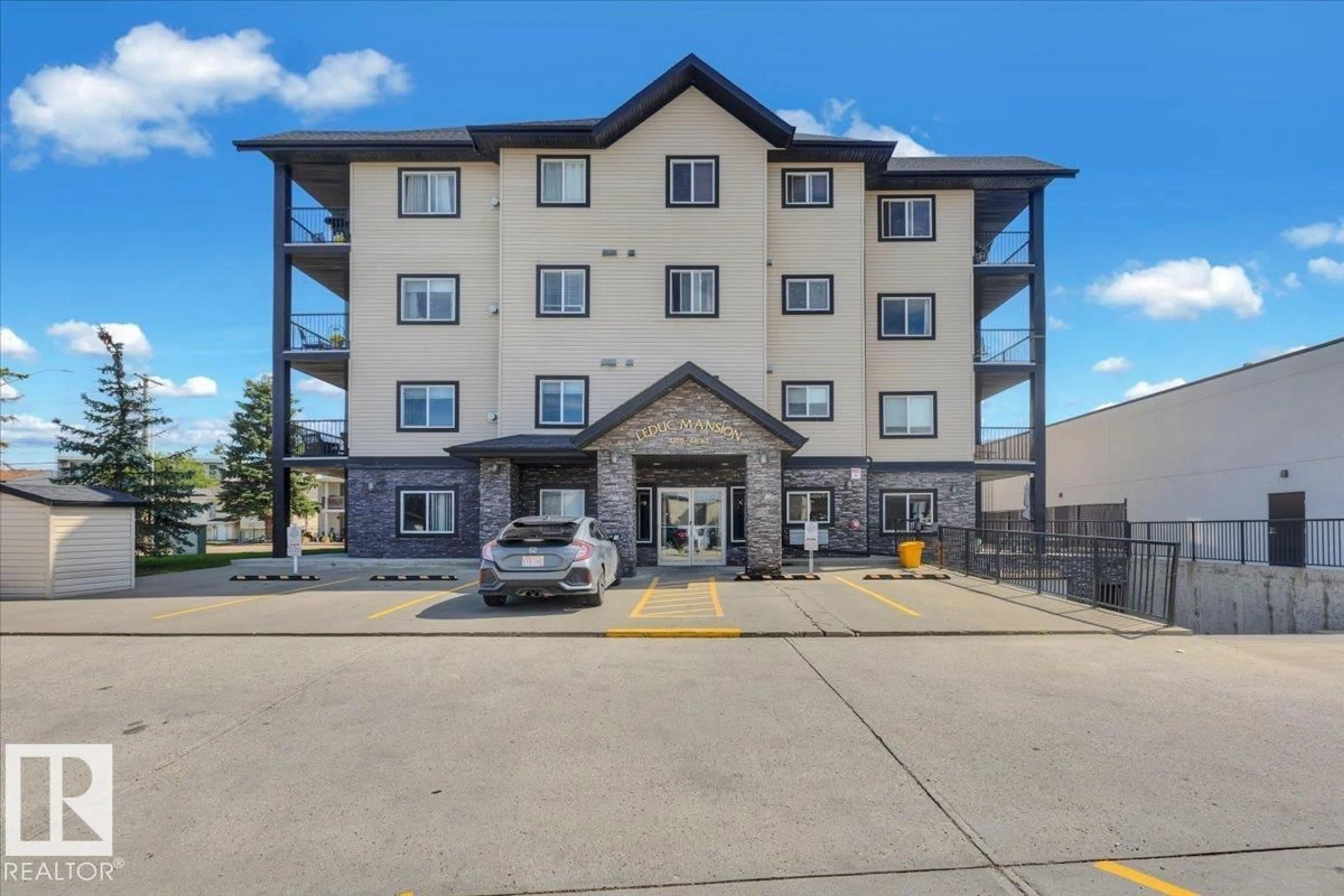 Patio, building for 301 - 4415 48 ST, Leduc Alberta T9E5Y3