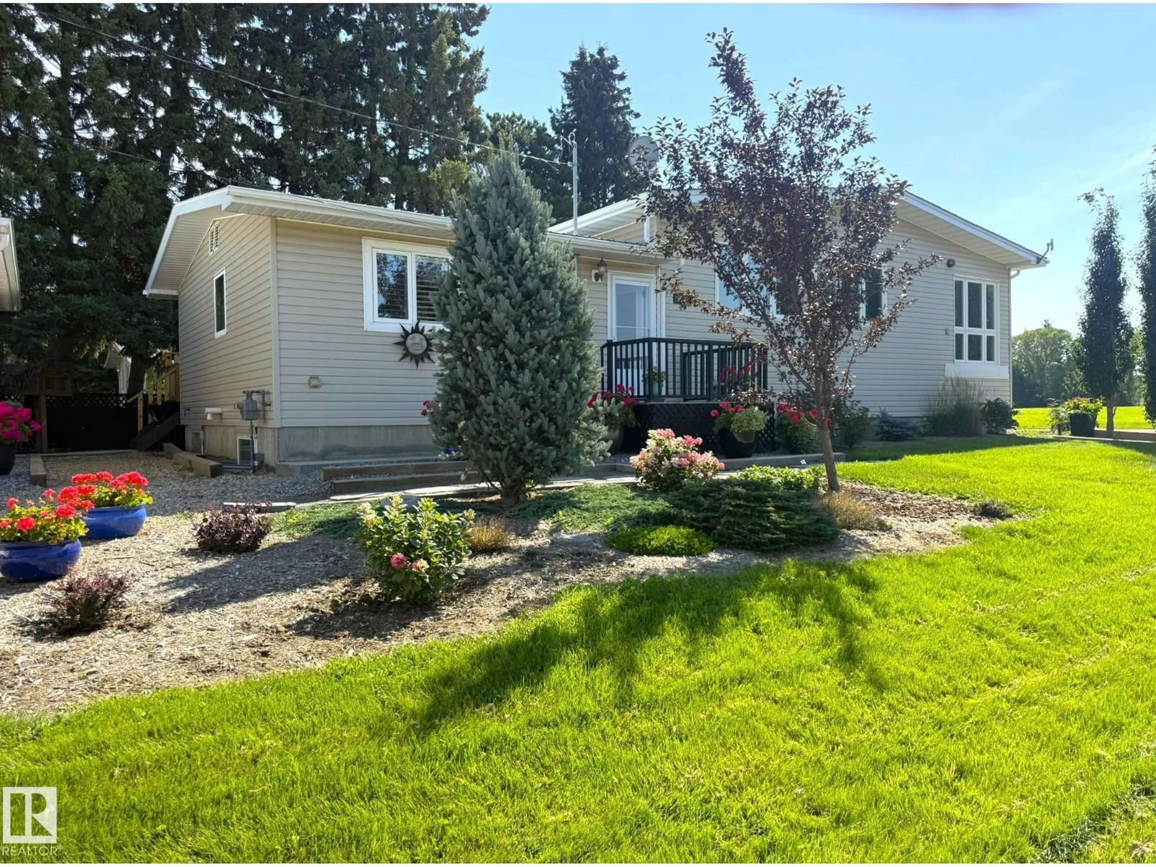 Home with vinyl exterior material, street for 5232 52 AV, Warburg Alberta T0C2T0