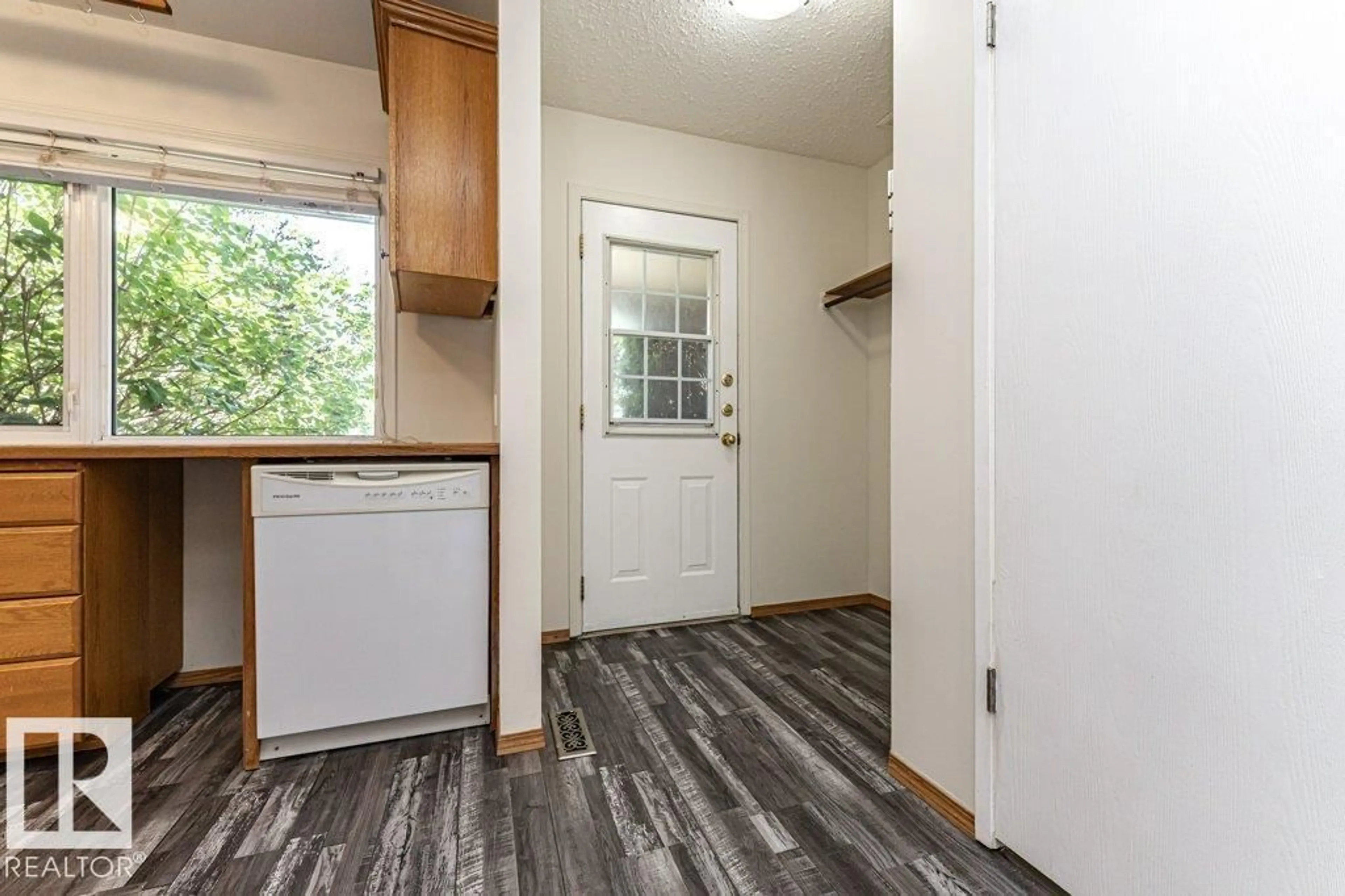 Indoor entryway for 3299 139 AV, Edmonton Alberta T5Y1T2