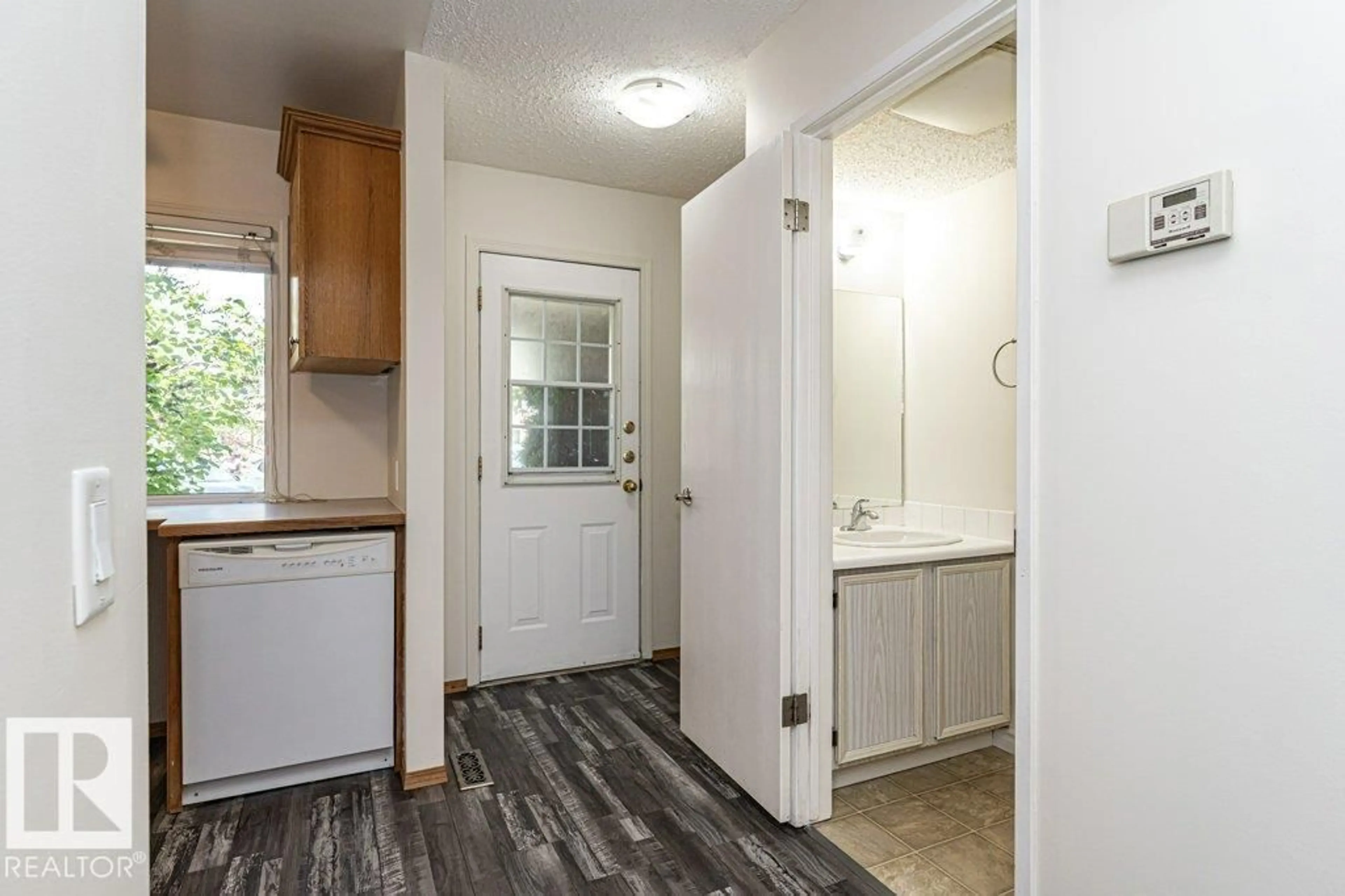 Indoor entryway for 3299 139 AV, Edmonton Alberta T5Y1T2