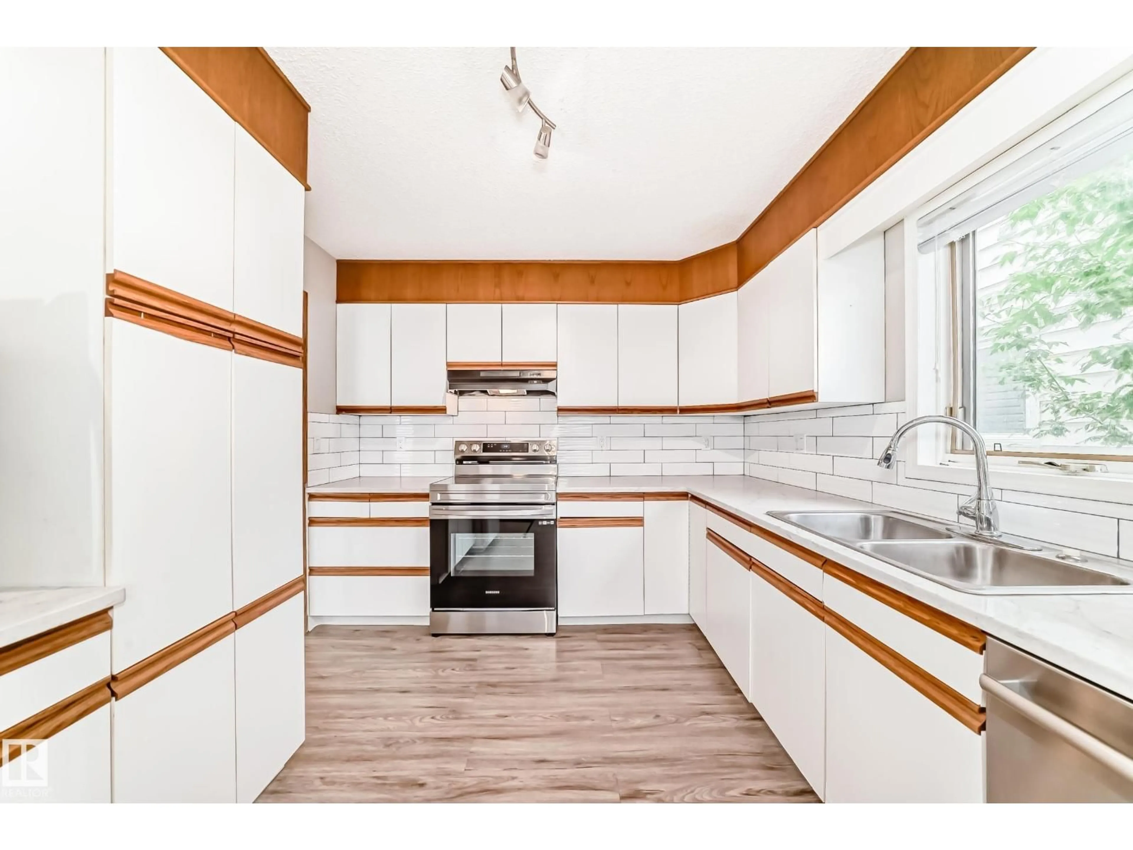 Standard kitchen, wood/laminate floor for 10735 68 AV, Edmonton Alberta T6H2B6