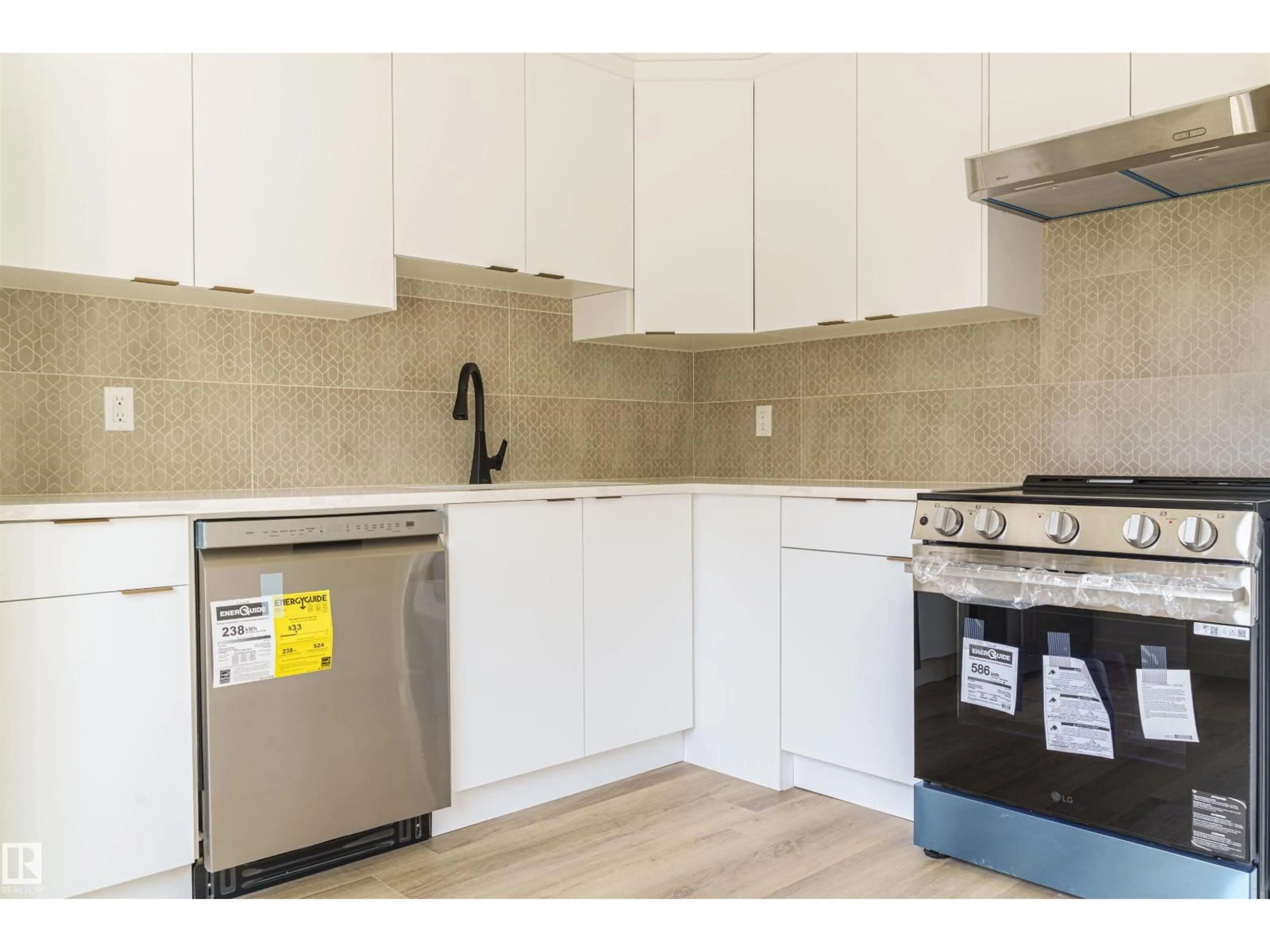 Standard kitchen, unknown for 208 MORIN MAZE MZ, Edmonton Alberta T6K1V1