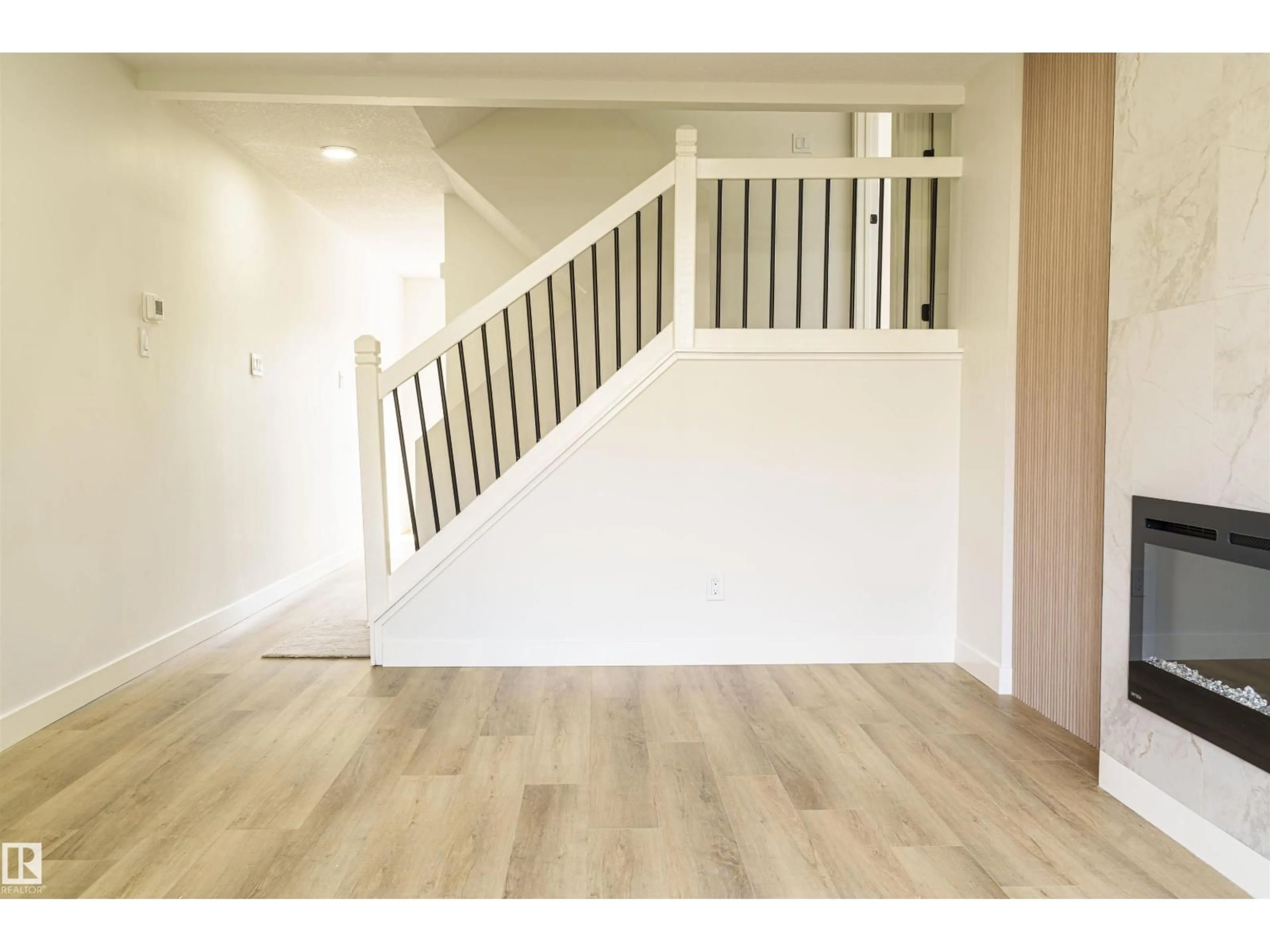 Indoor entryway for 208 MORIN MAZE MZ, Edmonton Alberta T6K1V1