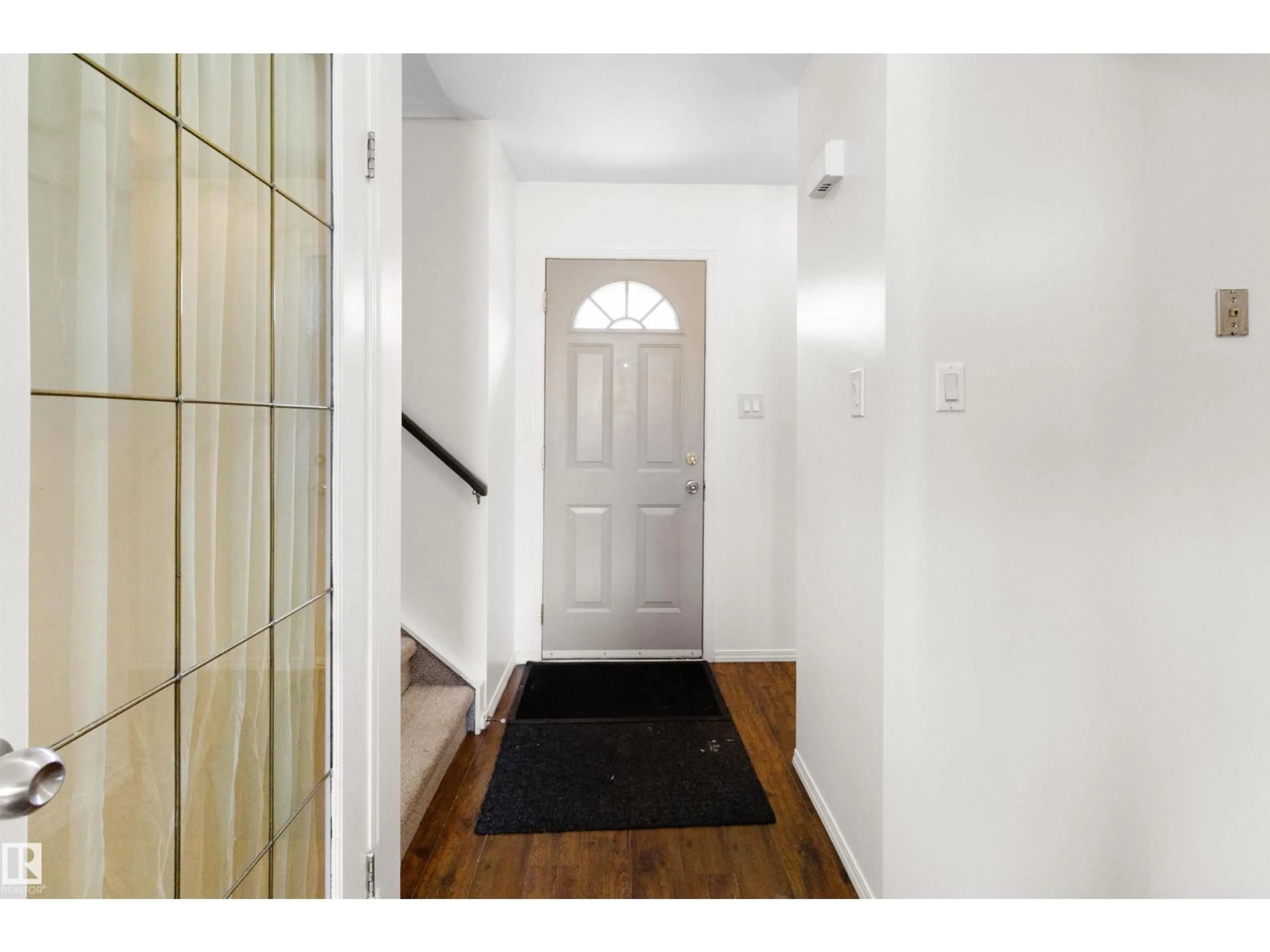 Indoor entryway for 9310 - 10 MORINVILLE DR, Morinville Alberta T8R1J8