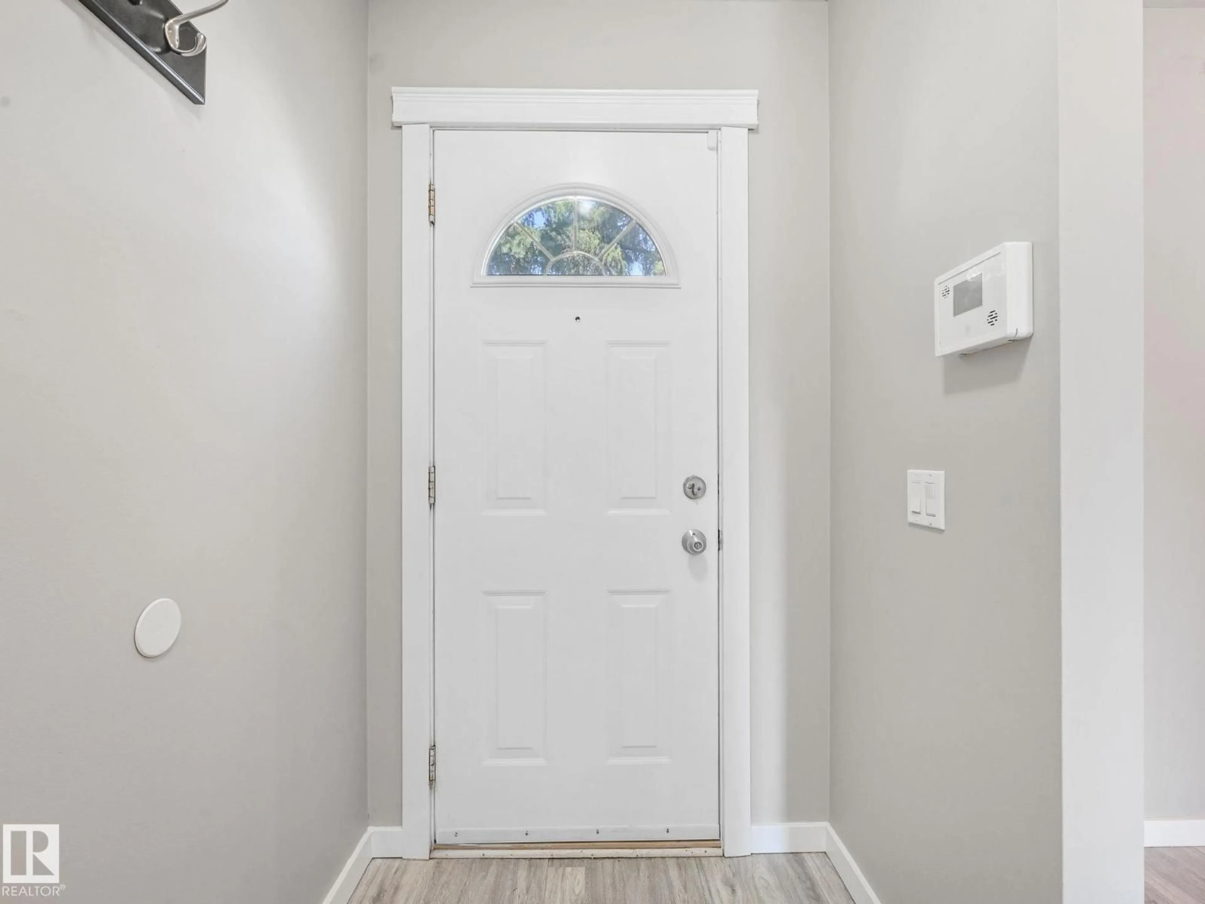 Indoor entryway for 1376 LAKEWOOD RD, Edmonton Alberta T6K3P2