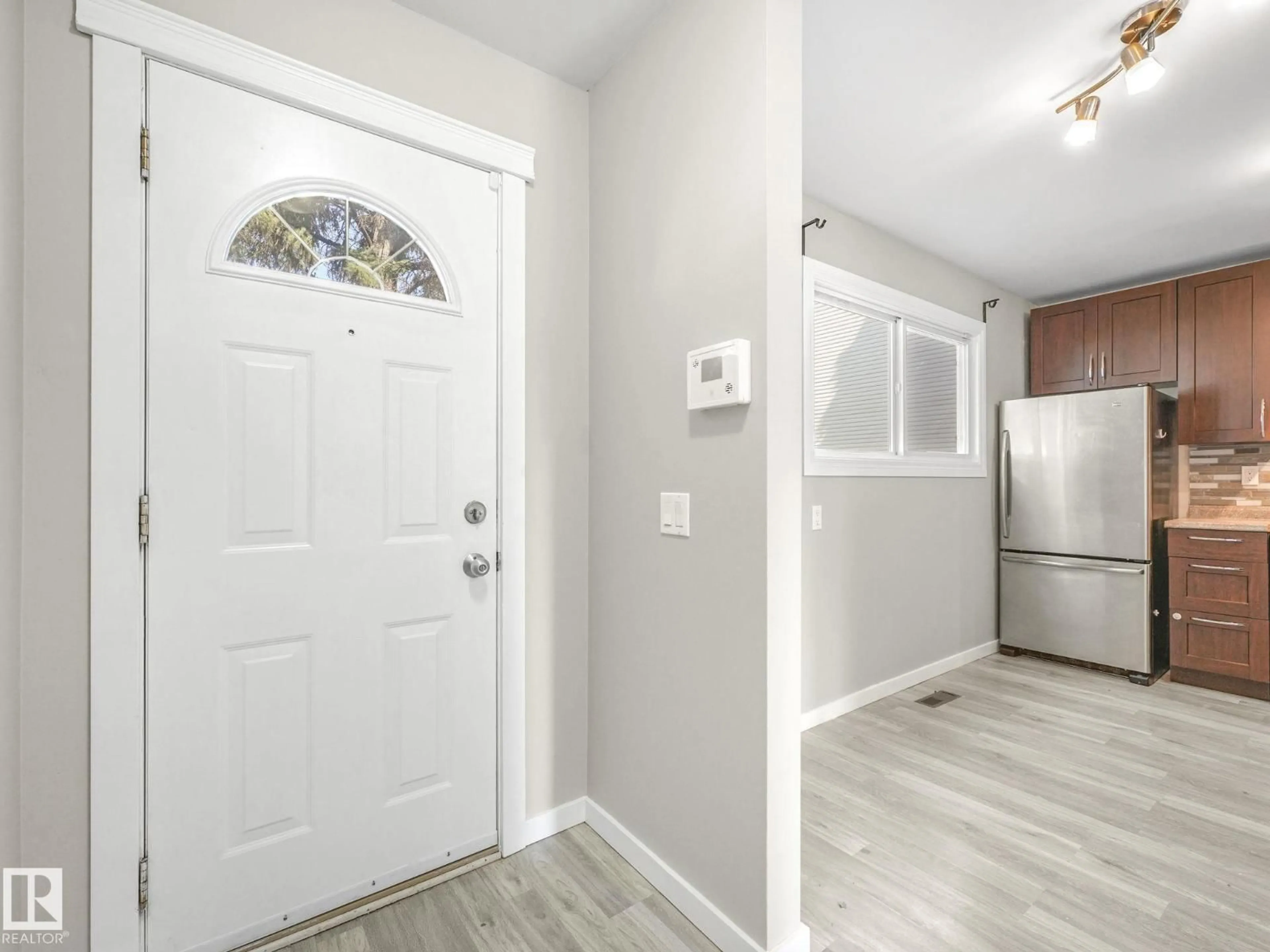 Indoor entryway for 1376 LAKEWOOD RD, Edmonton Alberta T6K3P2