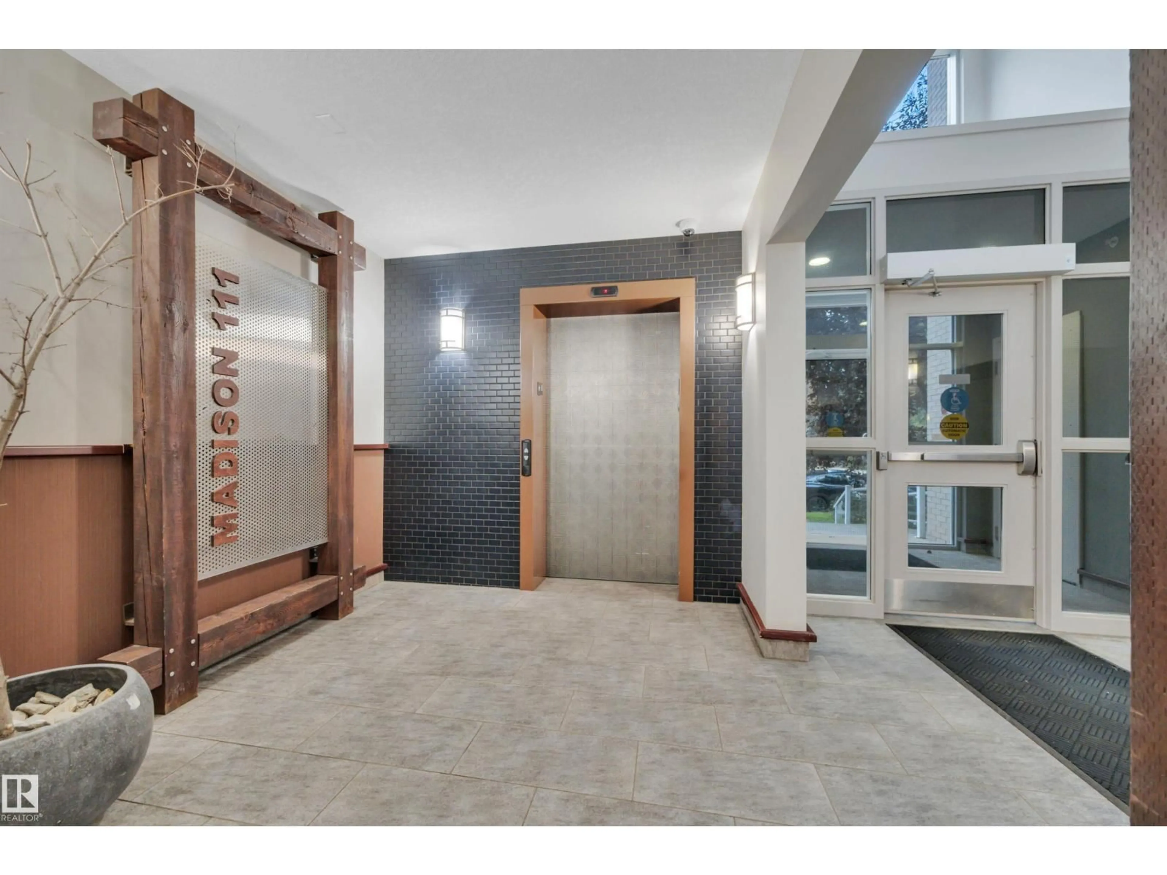 Indoor foyer for 9910 - 201 111 ST NW, Edmonton Alberta T5K1K2