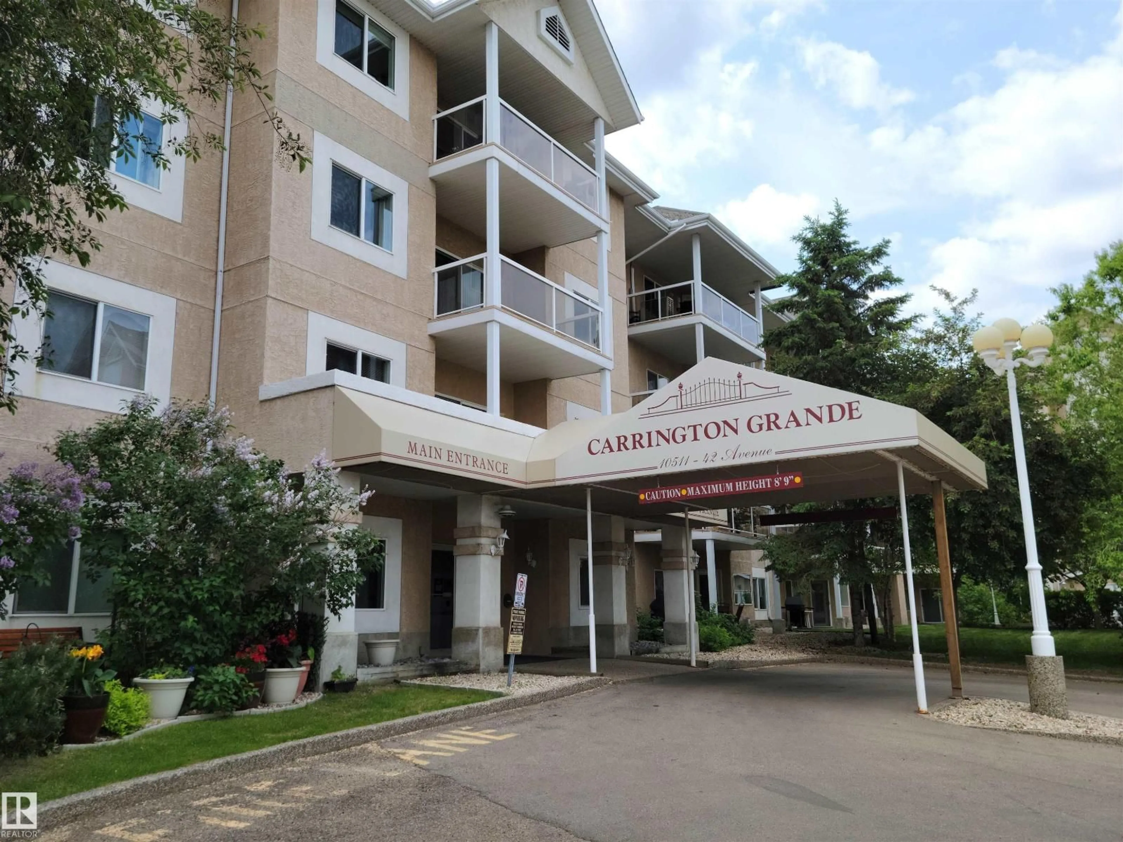 Indoor foyer for #312 - 10511 42 AV, Edmonton Alberta T6J7G8