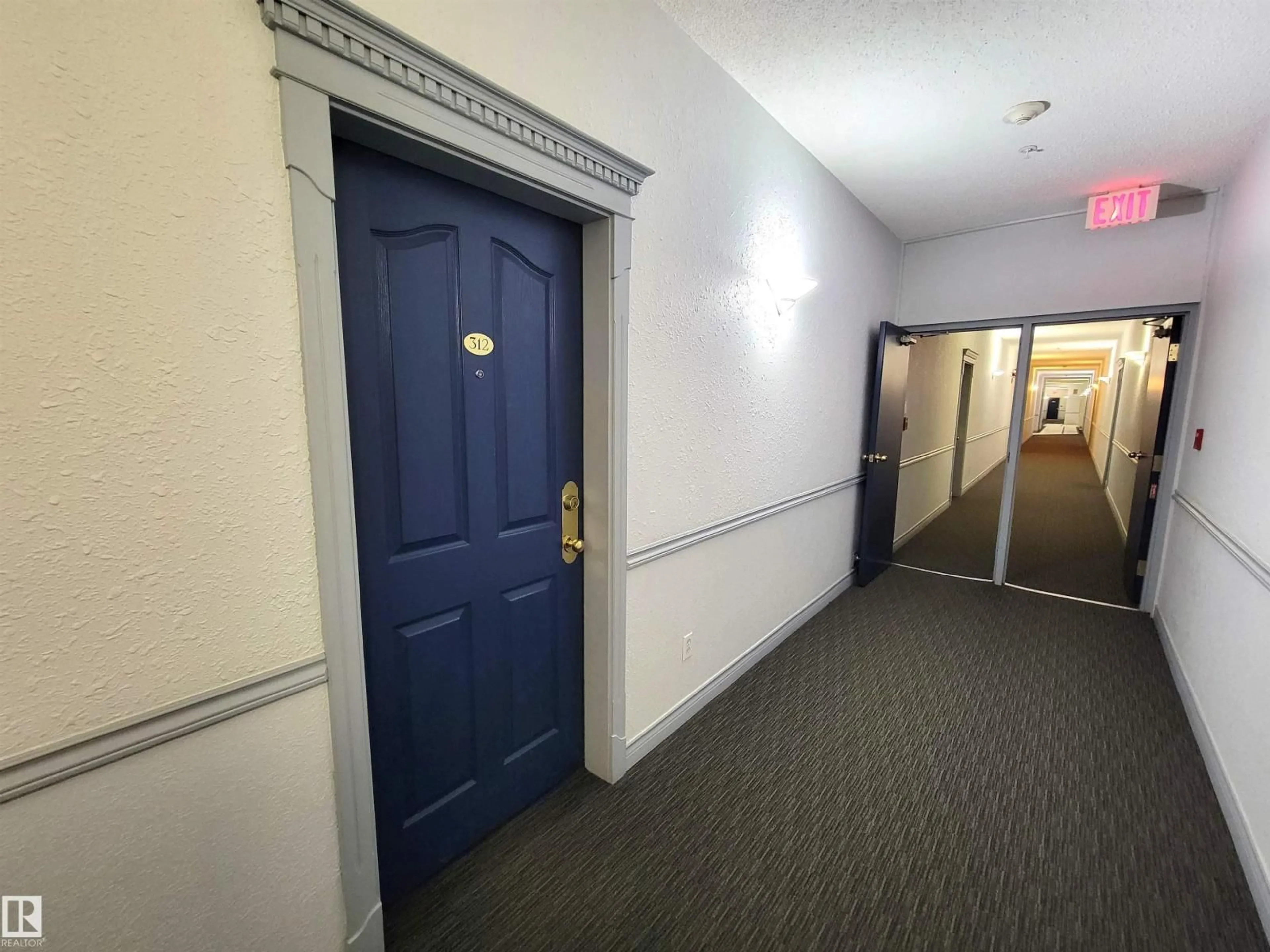 Indoor foyer for #312 - 10511 42 AV, Edmonton Alberta T6J7G8