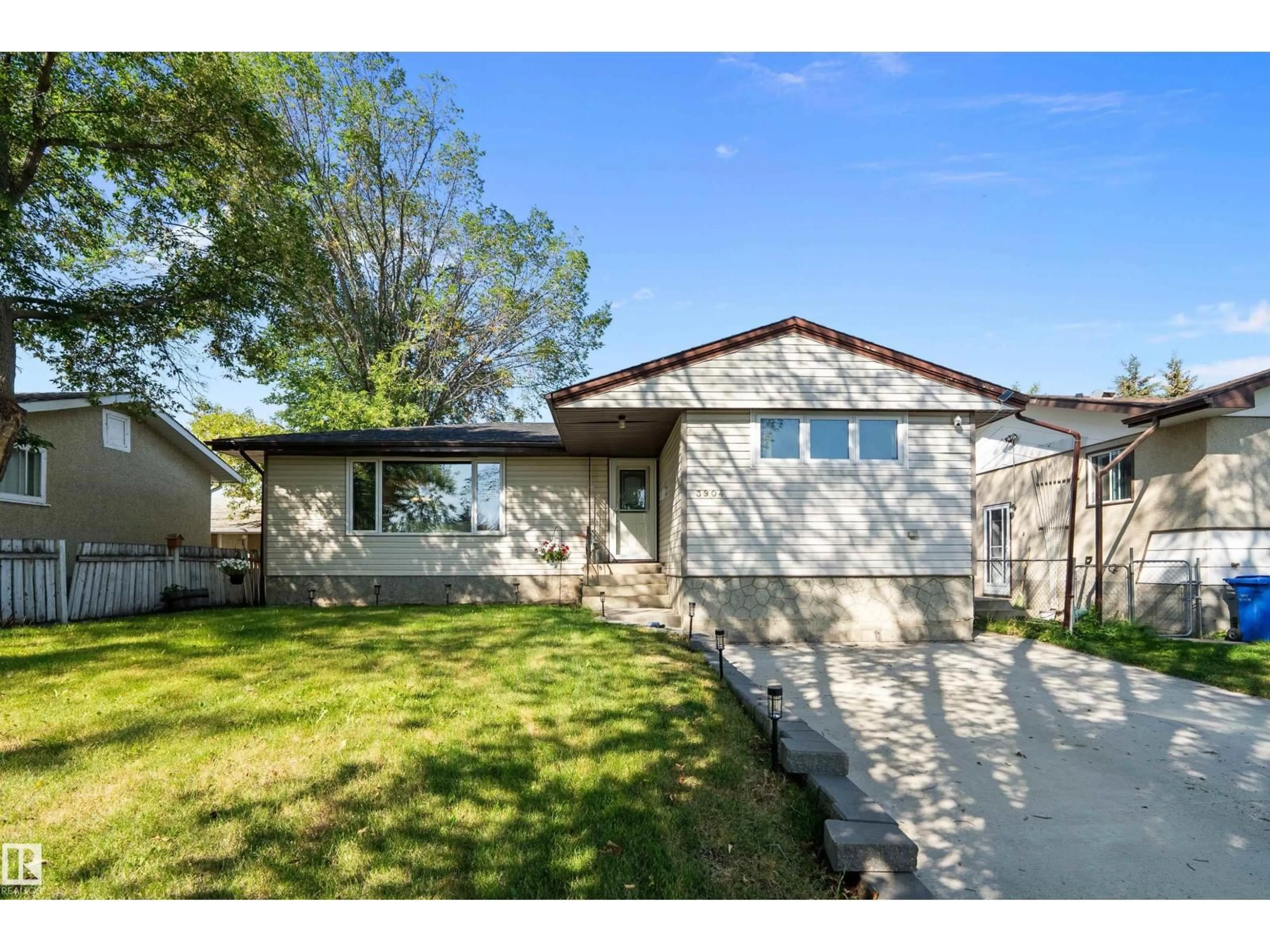 Home with vinyl exterior material, street for 3904 53 ST, Wetaskiwin Alberta T9A1P4
