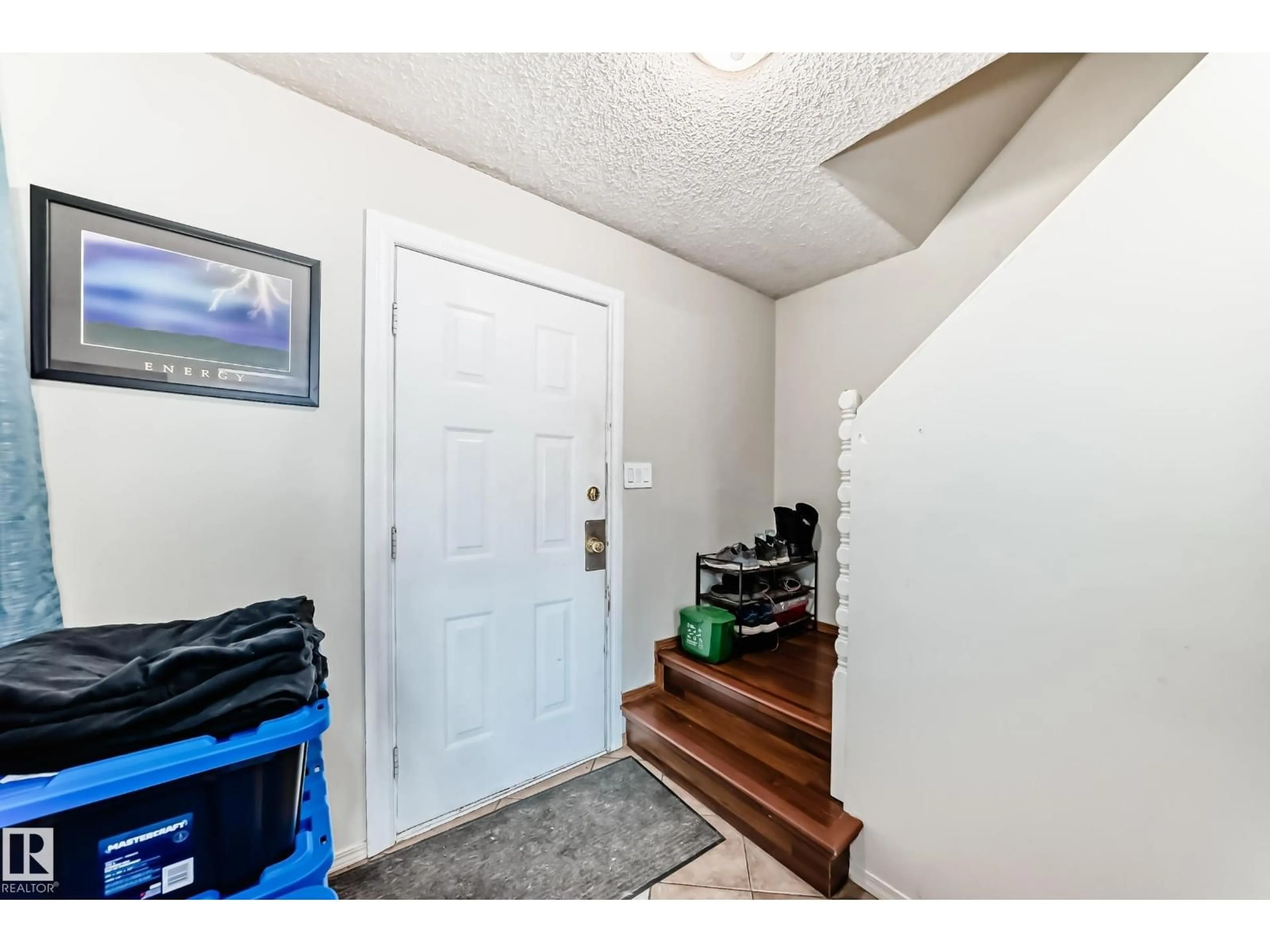 Indoor entryway for 72 HABITAT CR, Edmonton Alberta T5A2X7