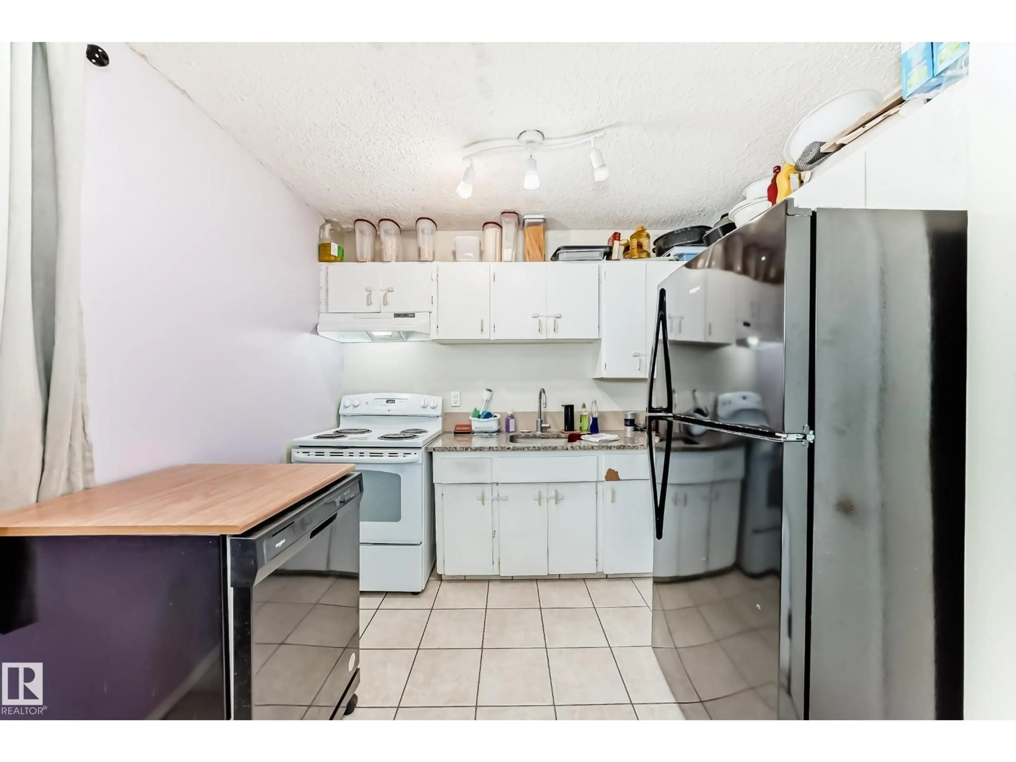 Standard kitchen, unknown for 72 HABITAT CR, Edmonton Alberta T5A2X7