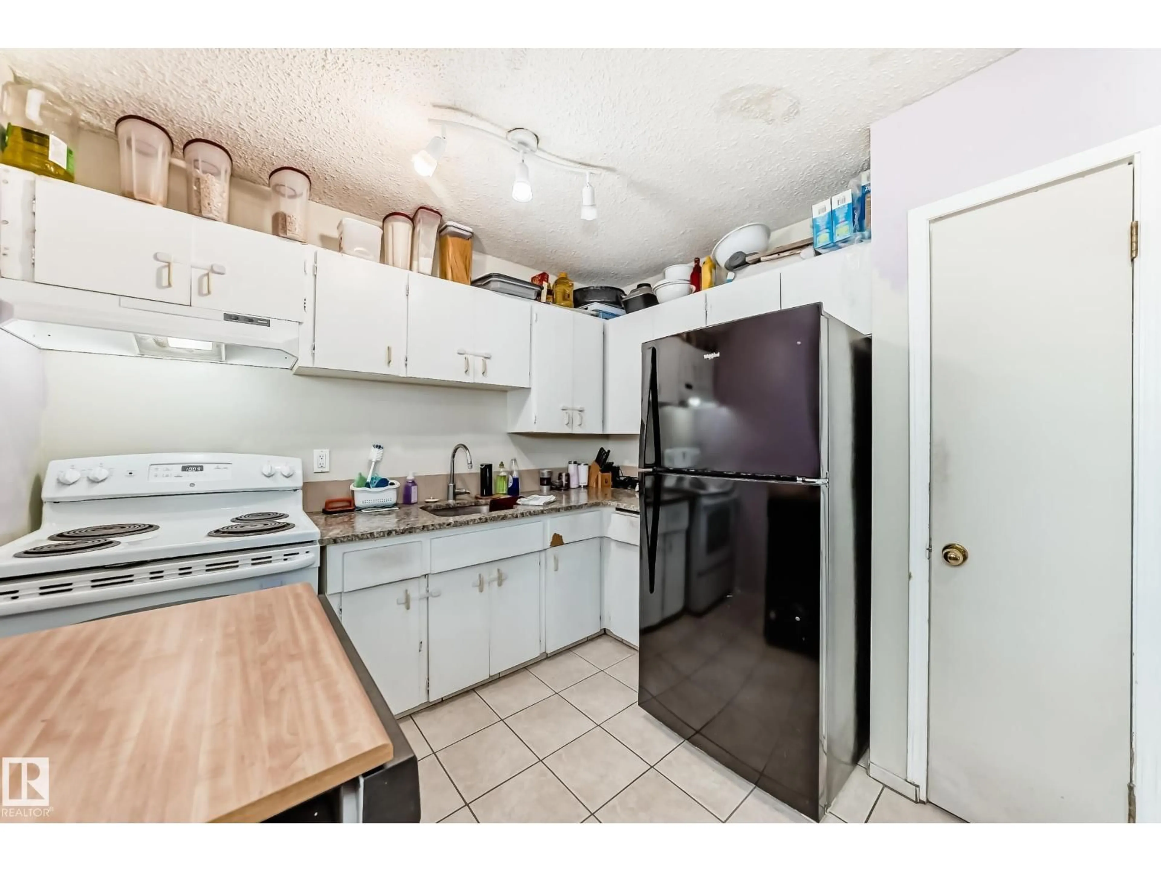 Standard kitchen, unknown for 72 HABITAT CR, Edmonton Alberta T5A2X7