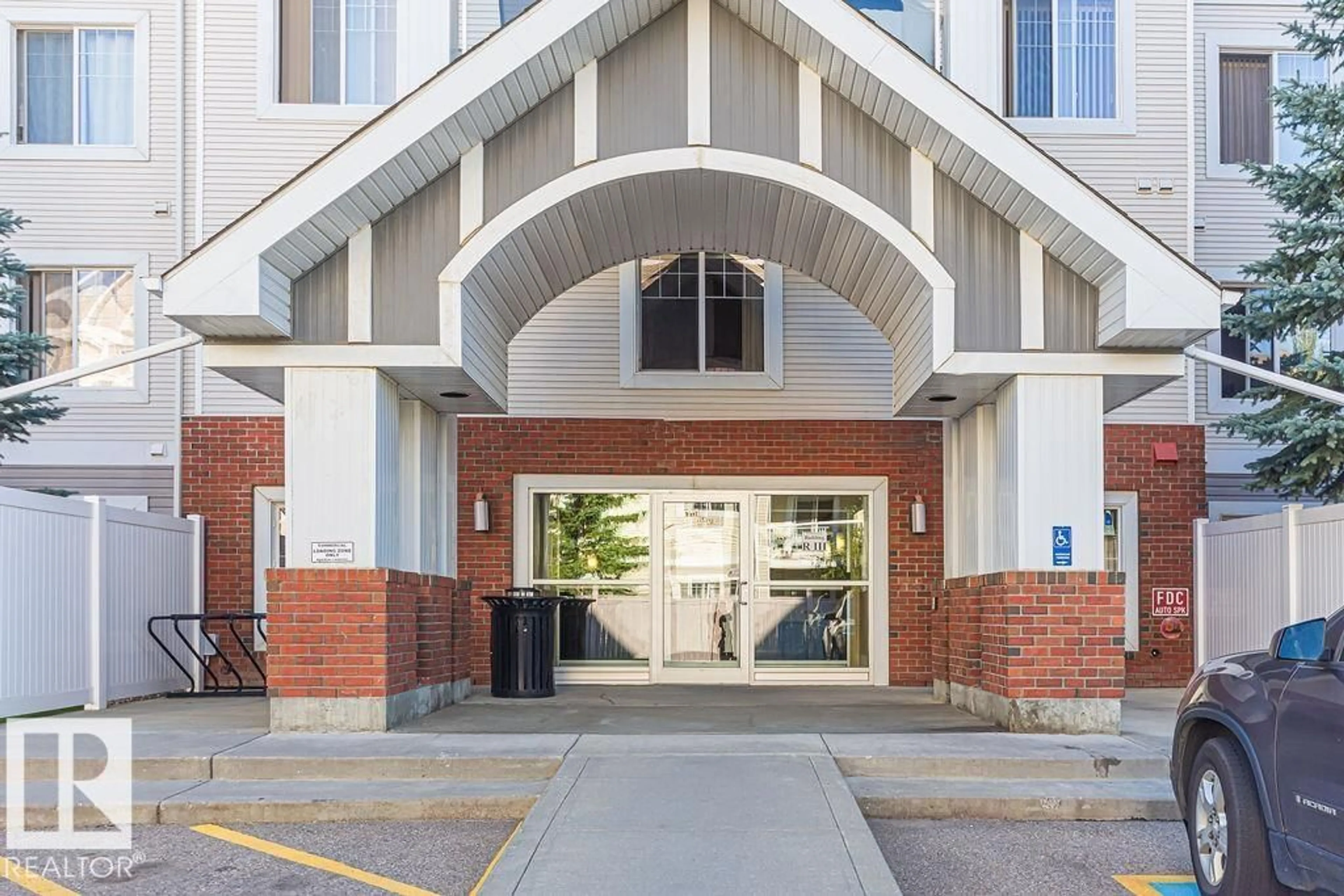 Indoor foyer for 13710 - 418 150 AV, Edmonton Alberta T6V0B2