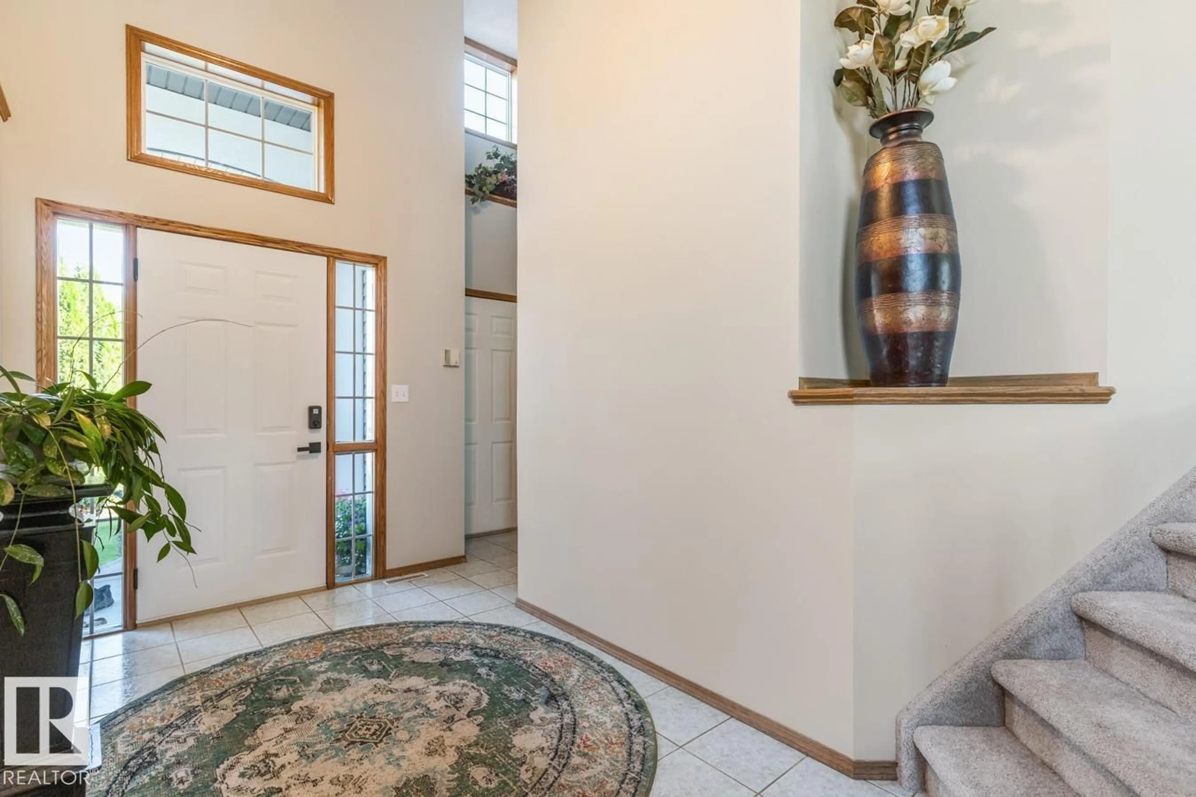 Indoor entryway for 11735 10 AV, Edmonton Alberta T6T7A6