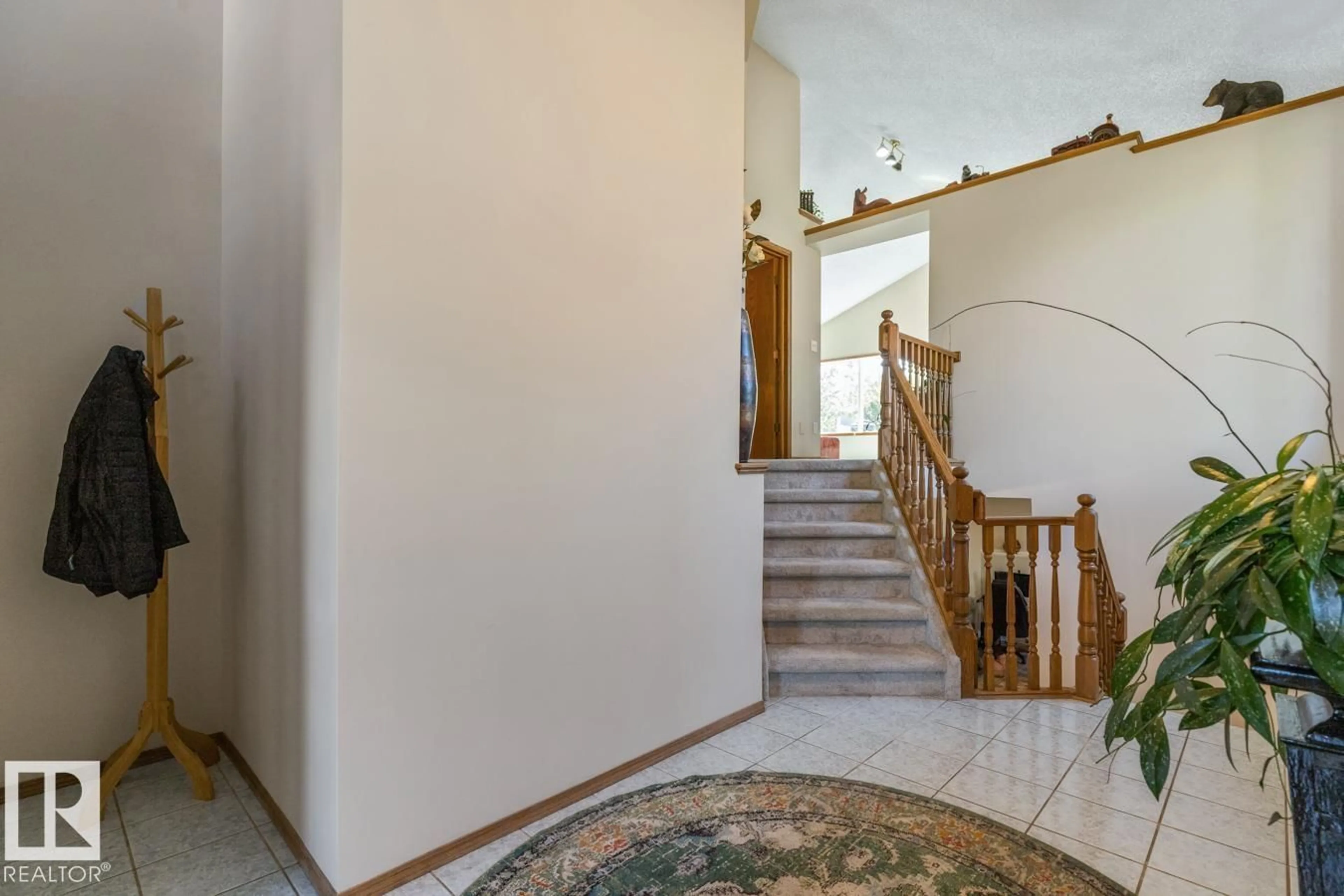 Indoor foyer for 11735 10 AV, Edmonton Alberta T6T7A6