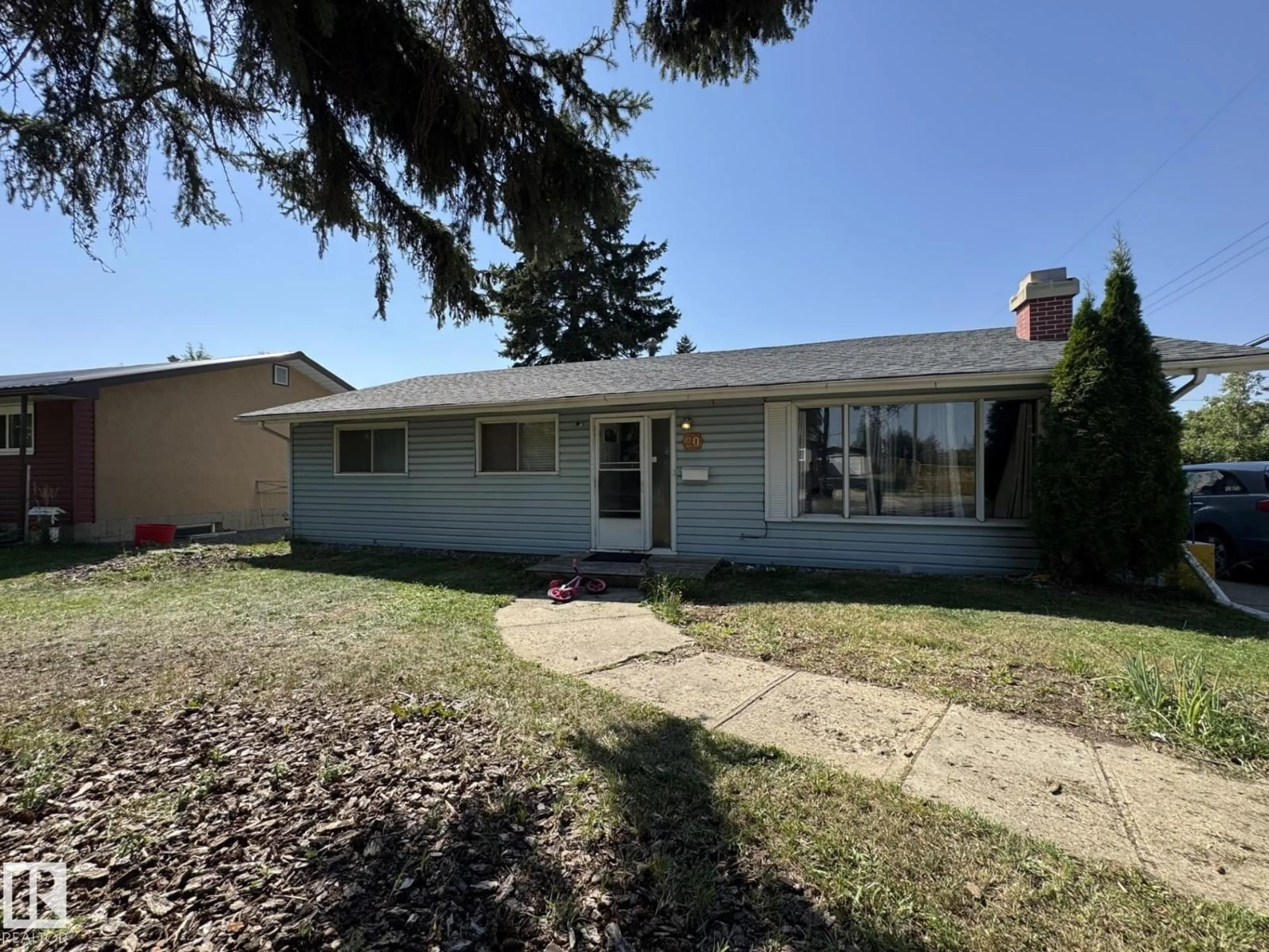 Home with vinyl exterior material, street for 20 SUNSET BV, St. Albert Alberta T8N0N5