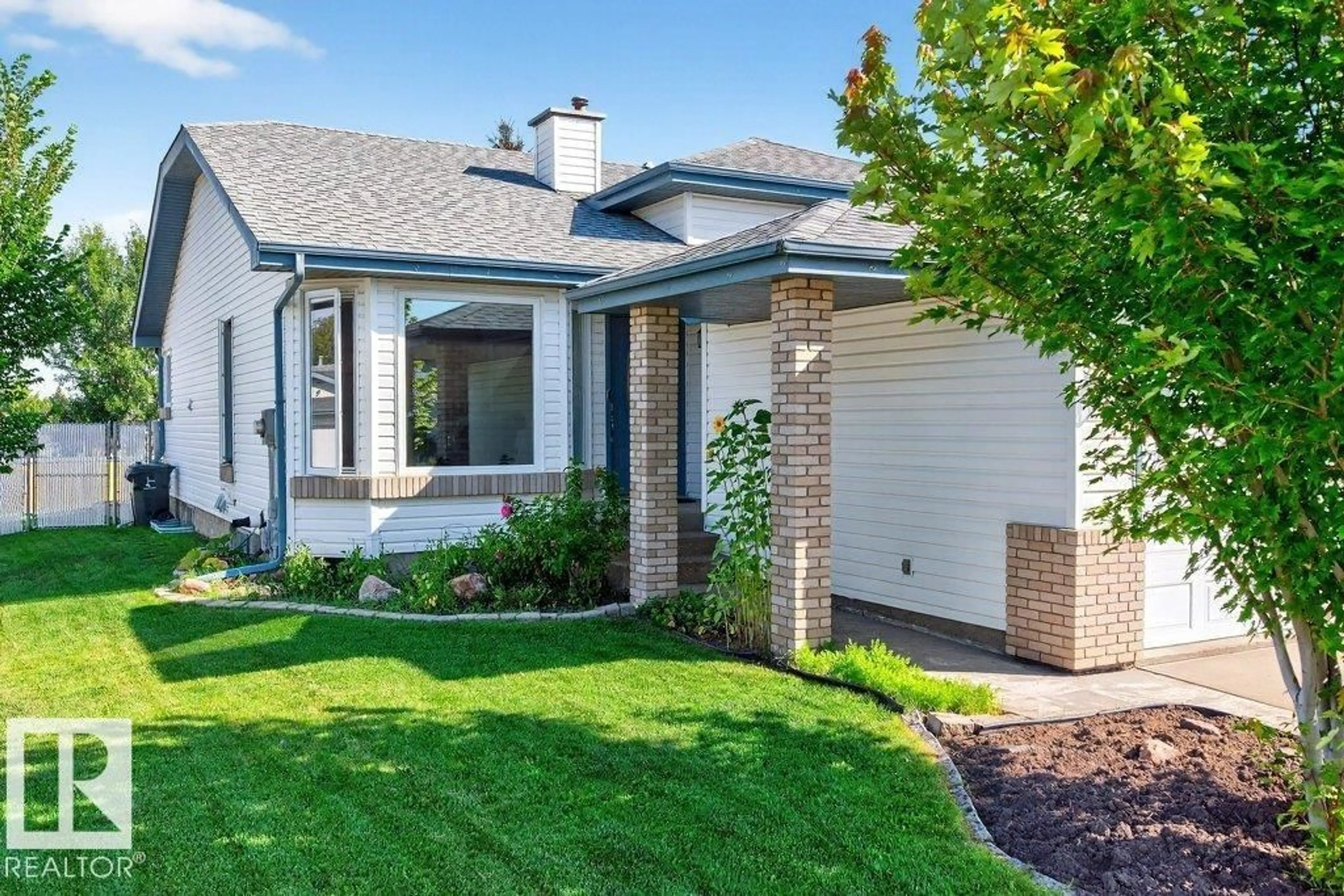 Home with vinyl exterior material, street for 94 LA COSTA FAIRWAY CL, Stony Plain Alberta T7Z2A5