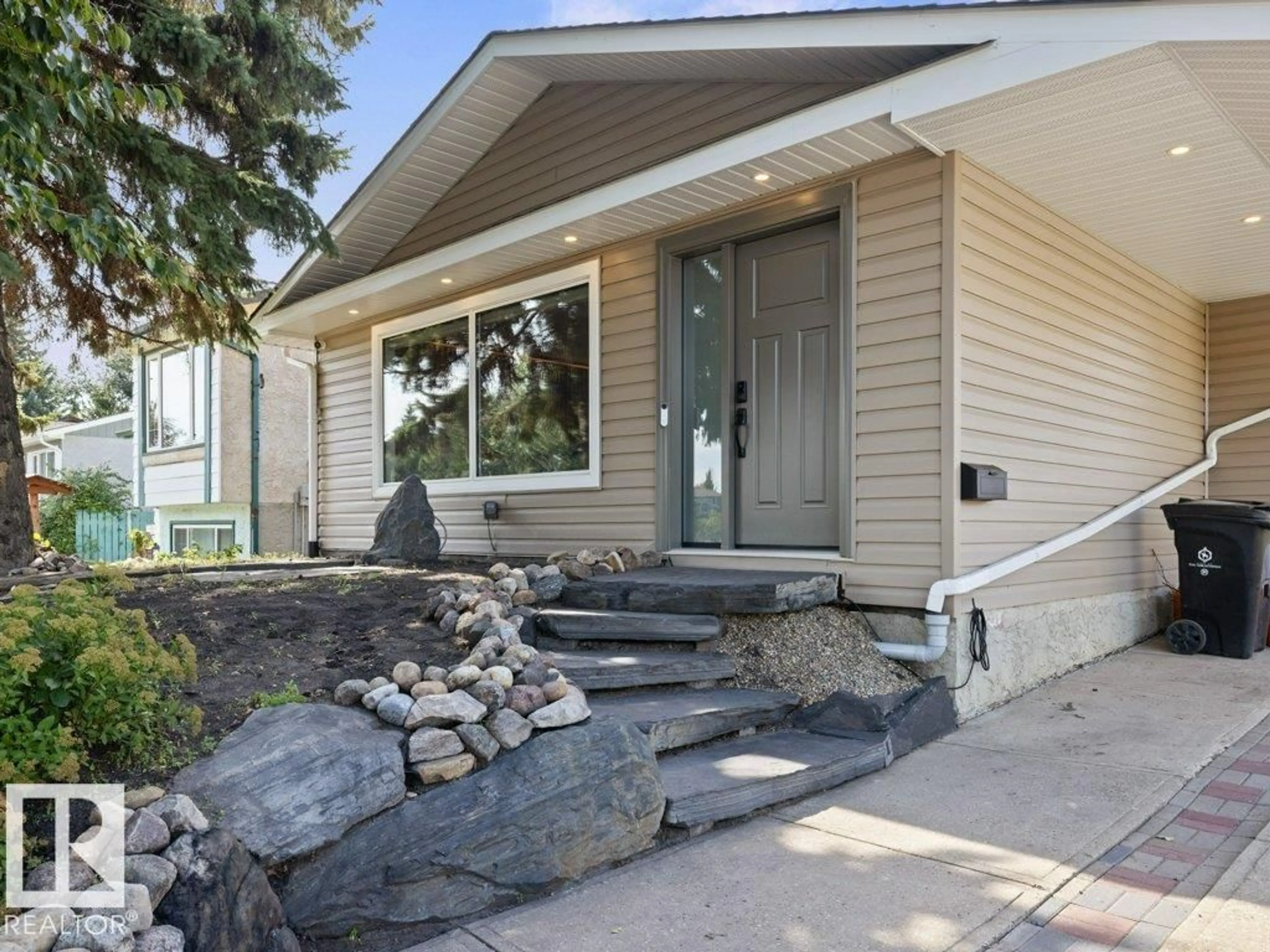 Home with vinyl exterior material, street for 9318 80 ST, Fort Saskatchewan Alberta T8L3E2