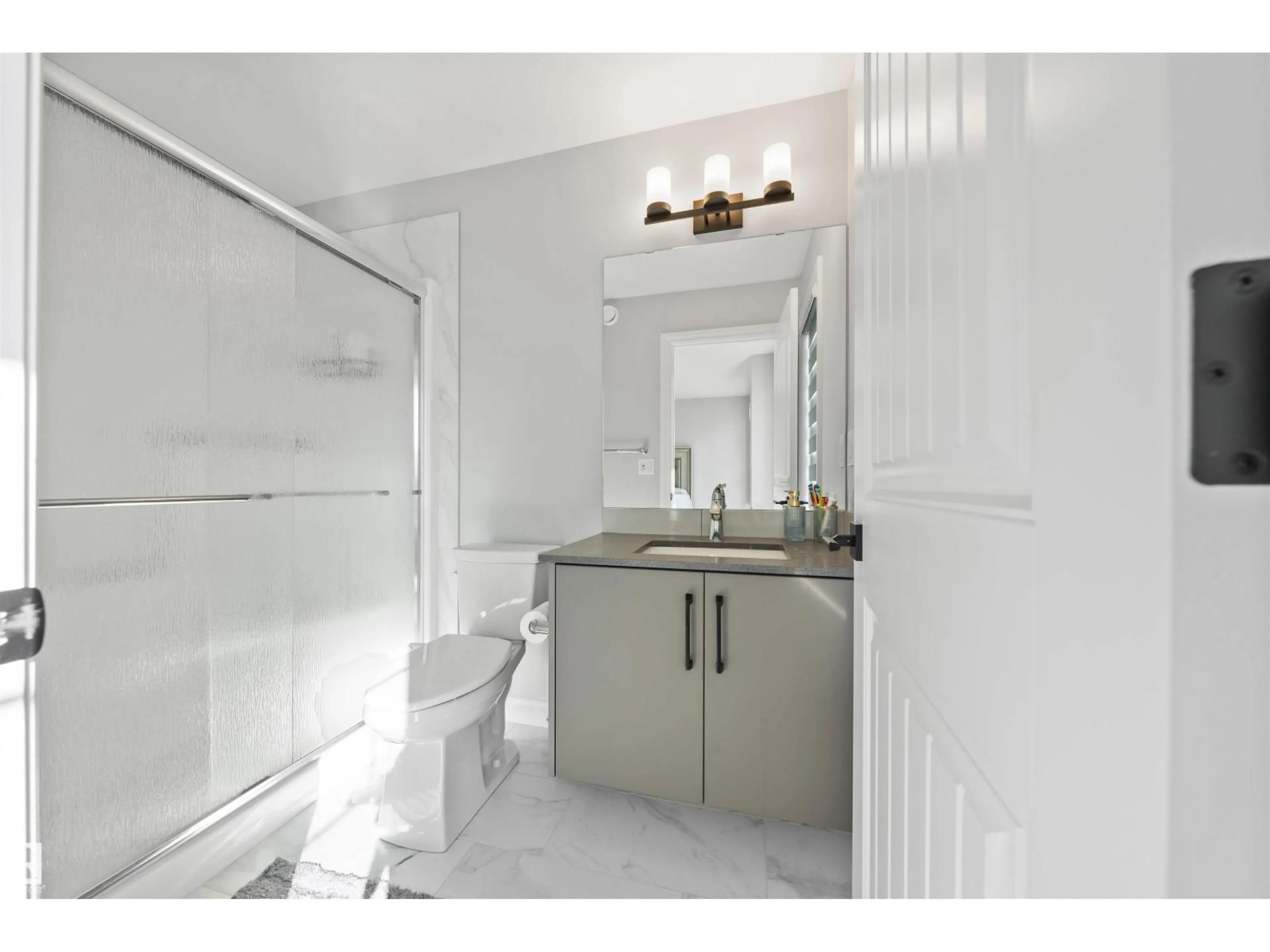Standard bathroom, ceramic/tile floor for 1212 14 AV, Edmonton Alberta T6T2W2
