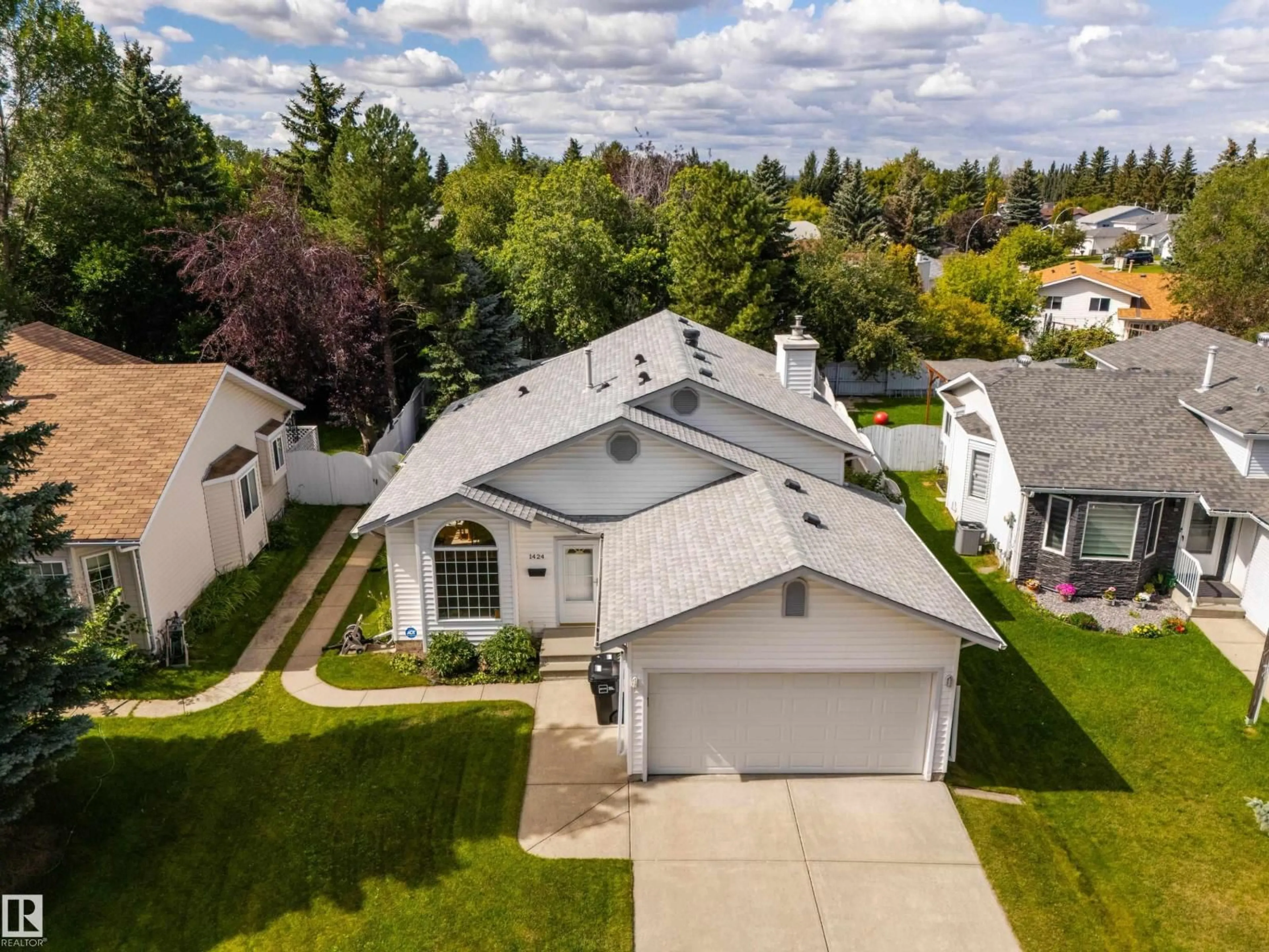 A pic from outside/outdoor area/front of a property/back of a property/a pic from drone, street for NW - 1424 48A ST, Edmonton Alberta T6L6H9