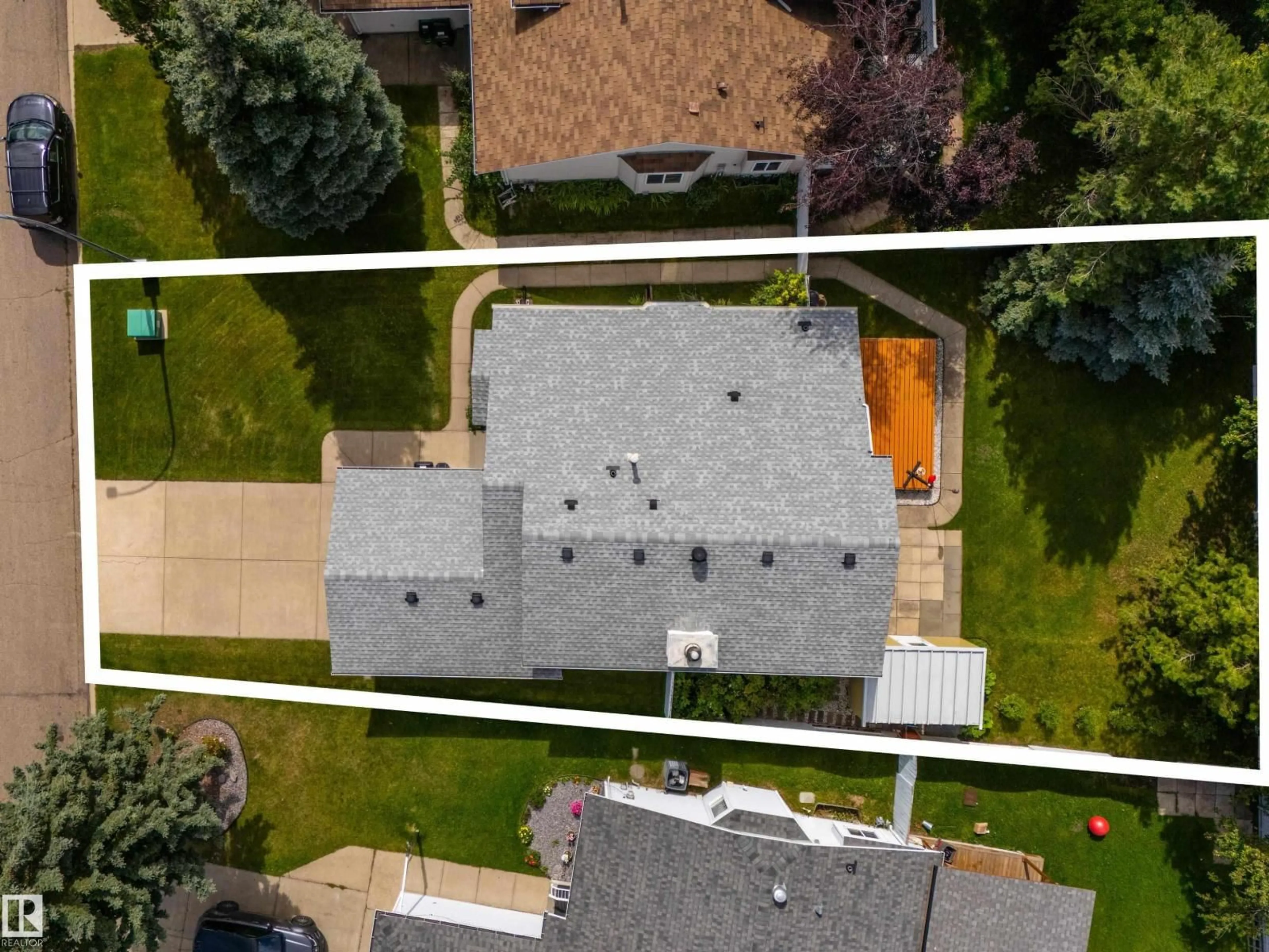 A pic from outside/outdoor area/front of a property/back of a property/a pic from drone, street for NW - 1424 48A ST, Edmonton Alberta T6L6H9